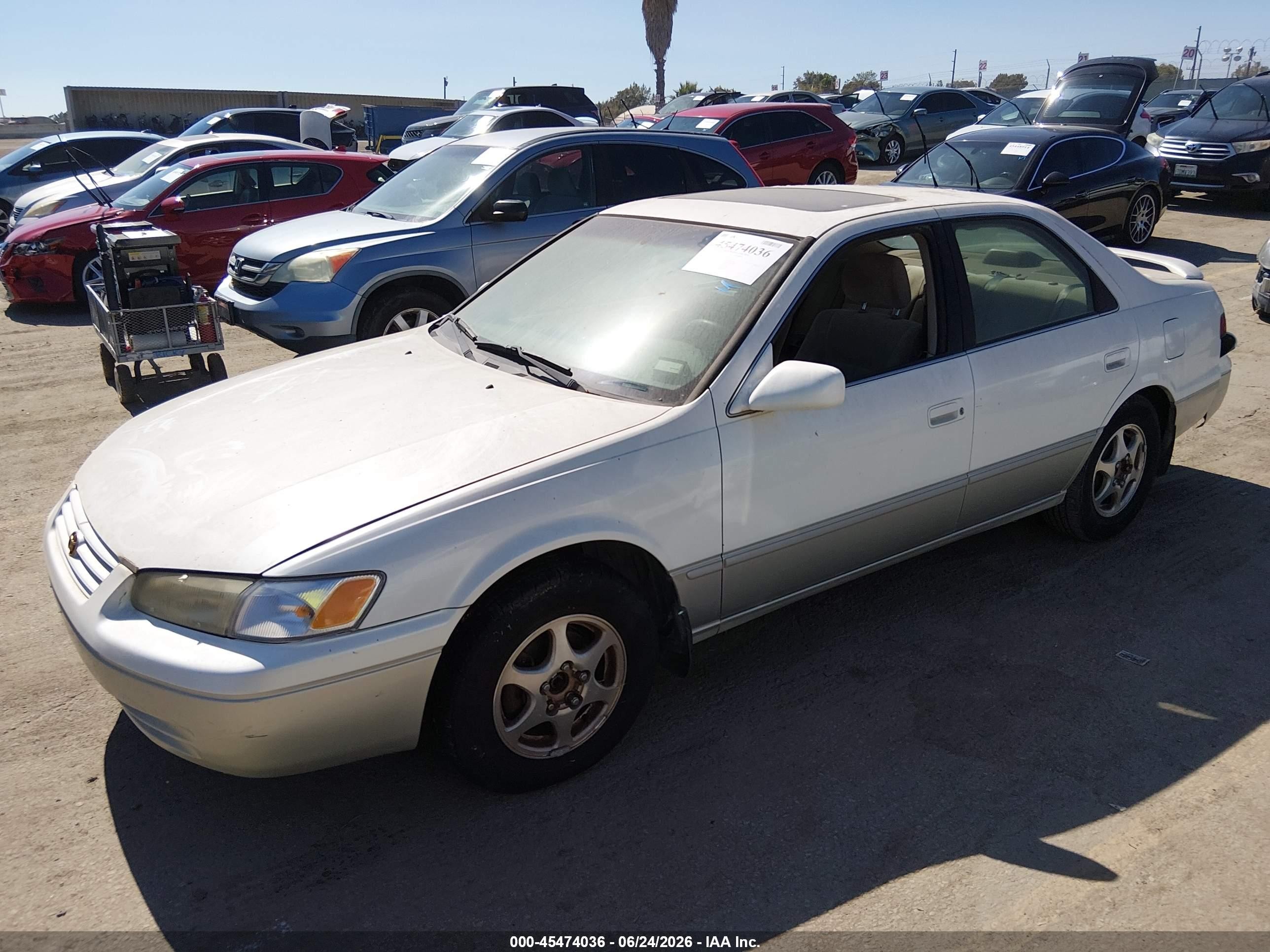 1999 Toyota Camry Le Белый vin: JT2BG22K4X0370448