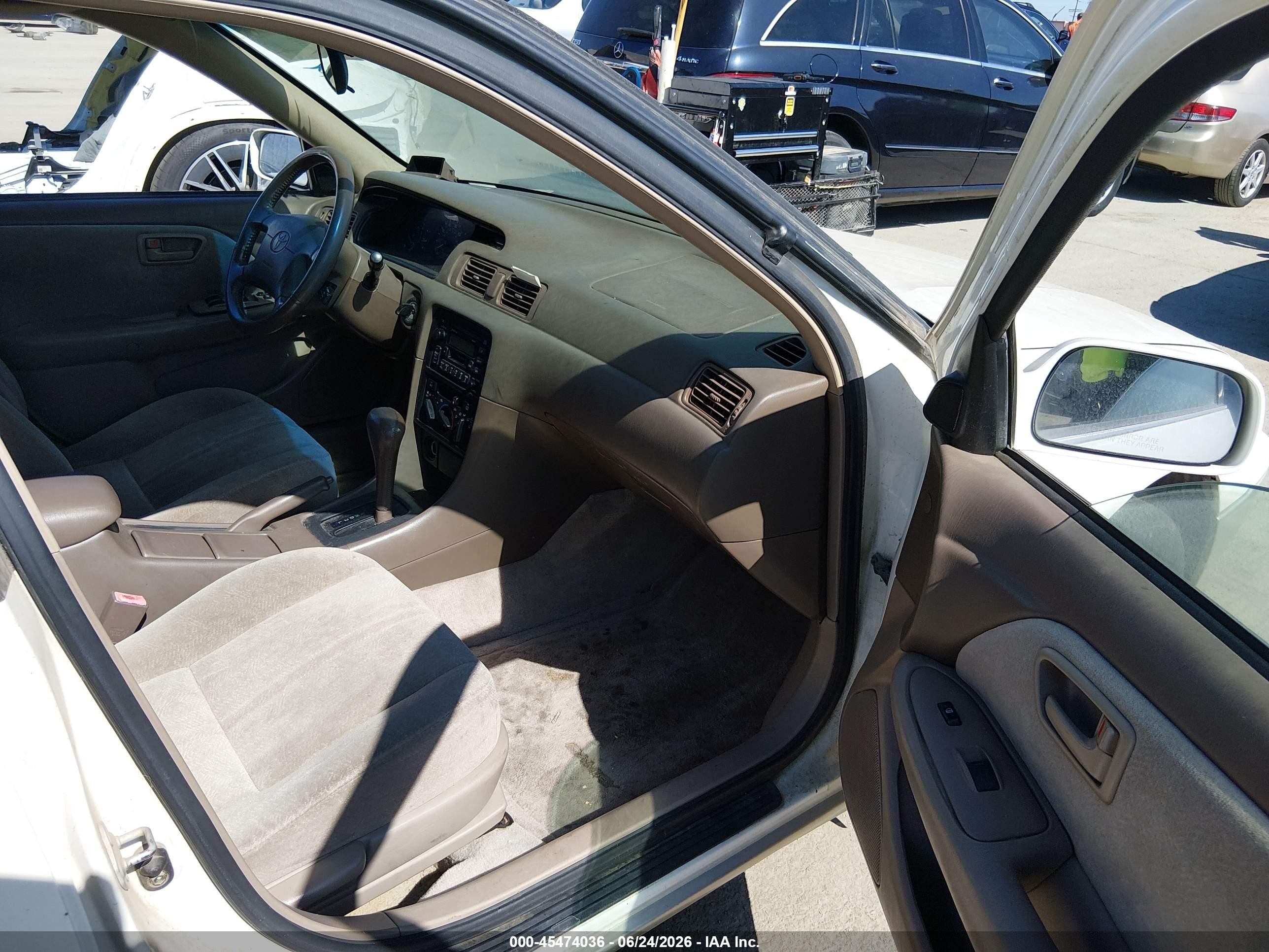 1999 Toyota Camry Le Белый vin: JT2BG22K4X0370448