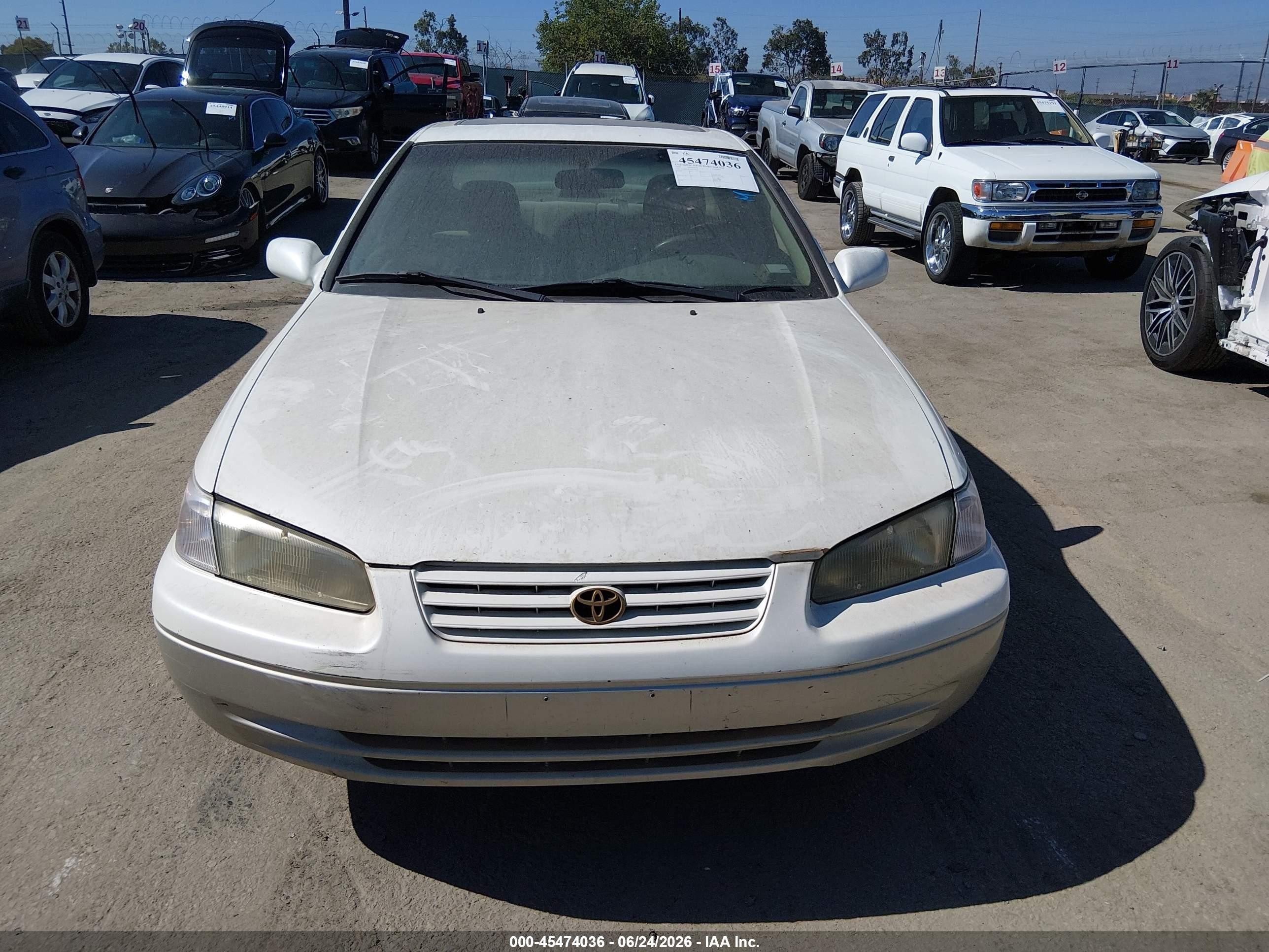 1999 Toyota Camry Le Белый vin: JT2BG22K4X0370448