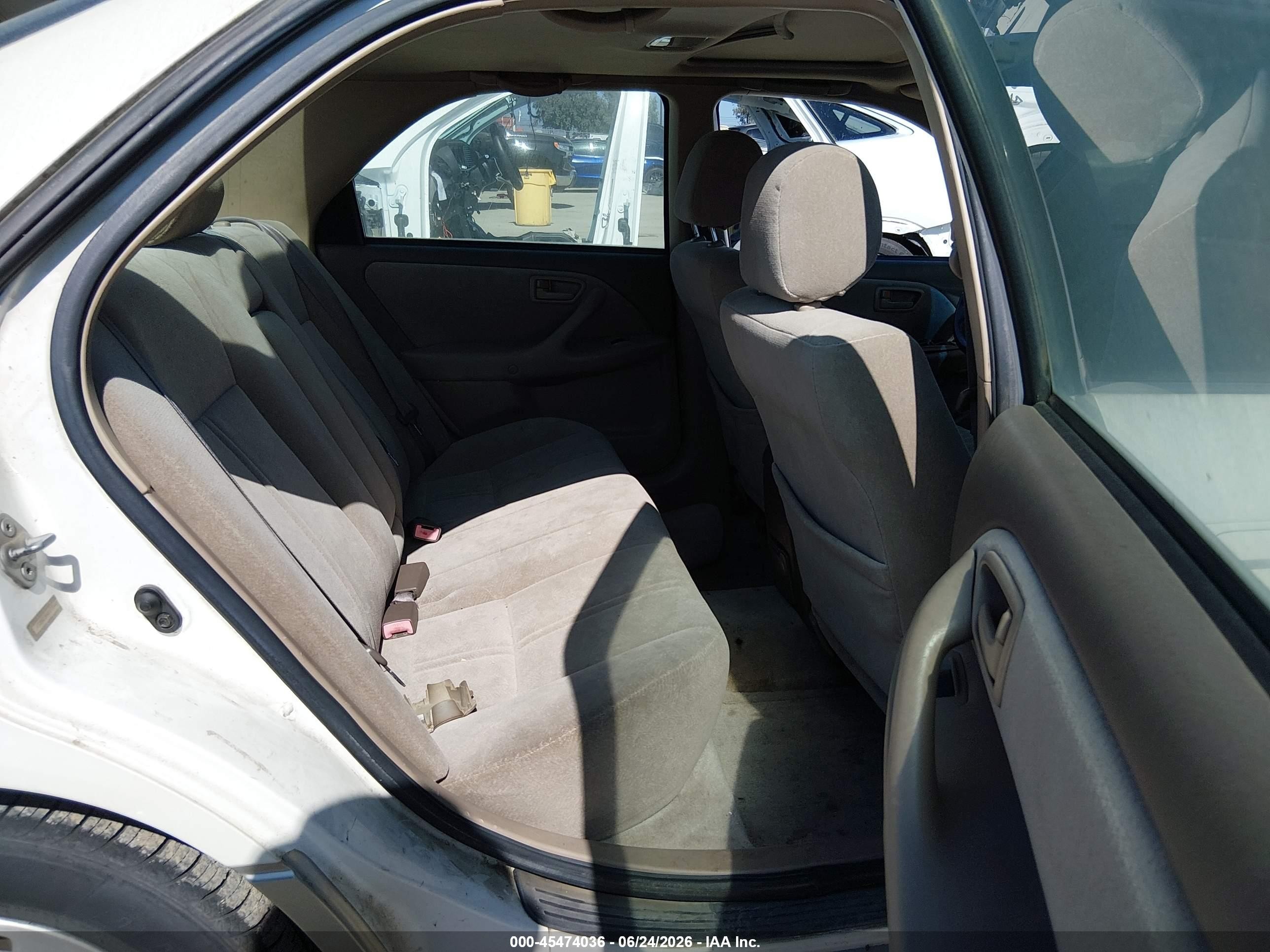 1999 Toyota Camry Le Белый vin: JT2BG22K4X0370448