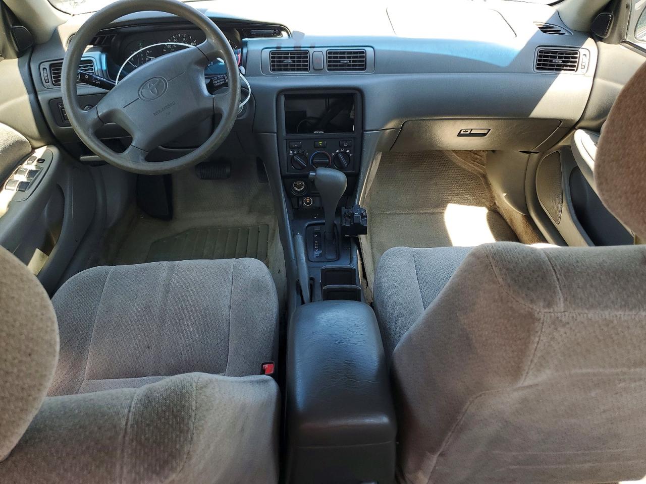2000 Toyota Camry Le Бежевый vin: JT2BG22K4Y0419357