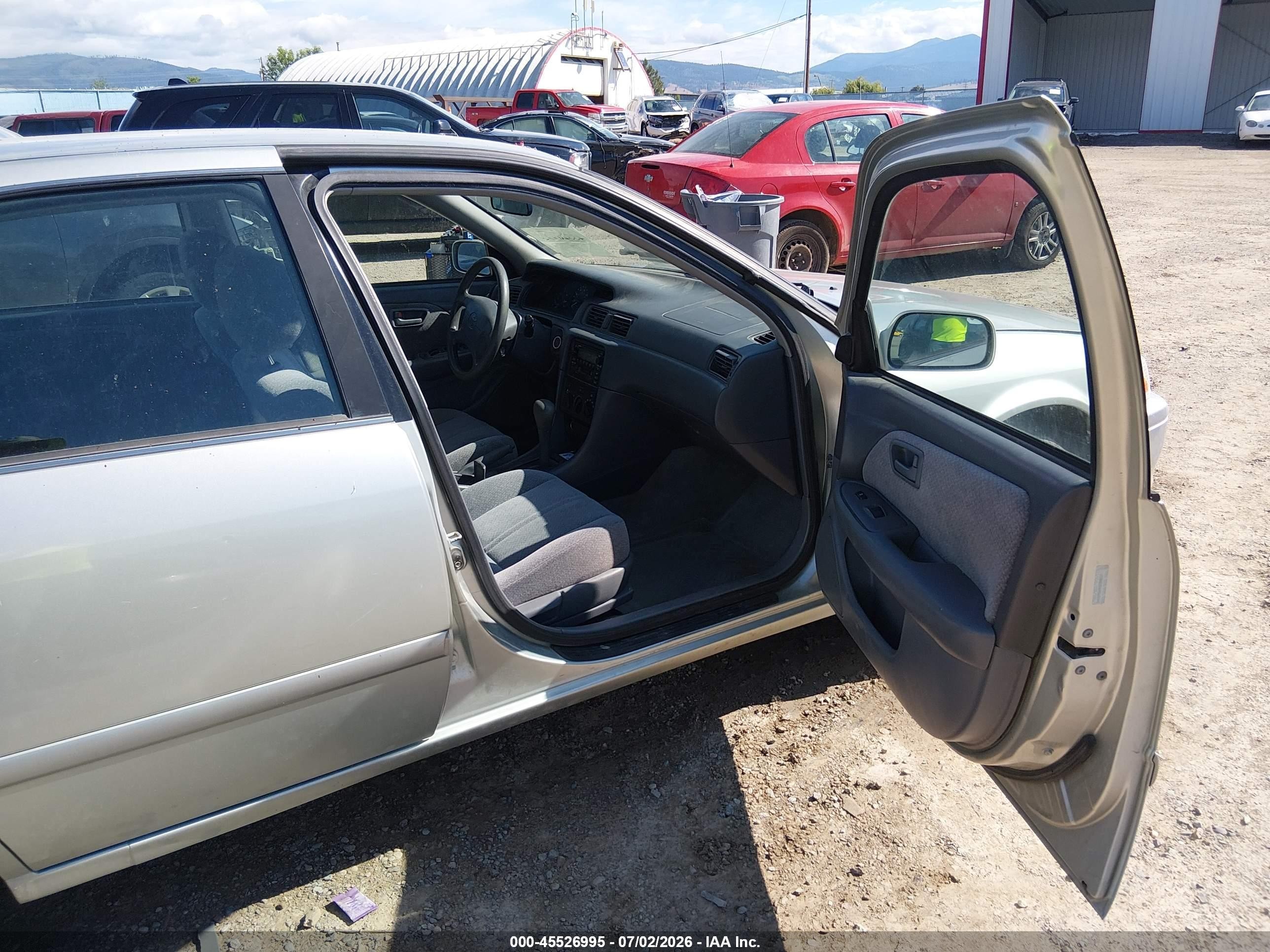 2000 Toyota Camry Le Silver vin: JT2BG22K4Y0421691