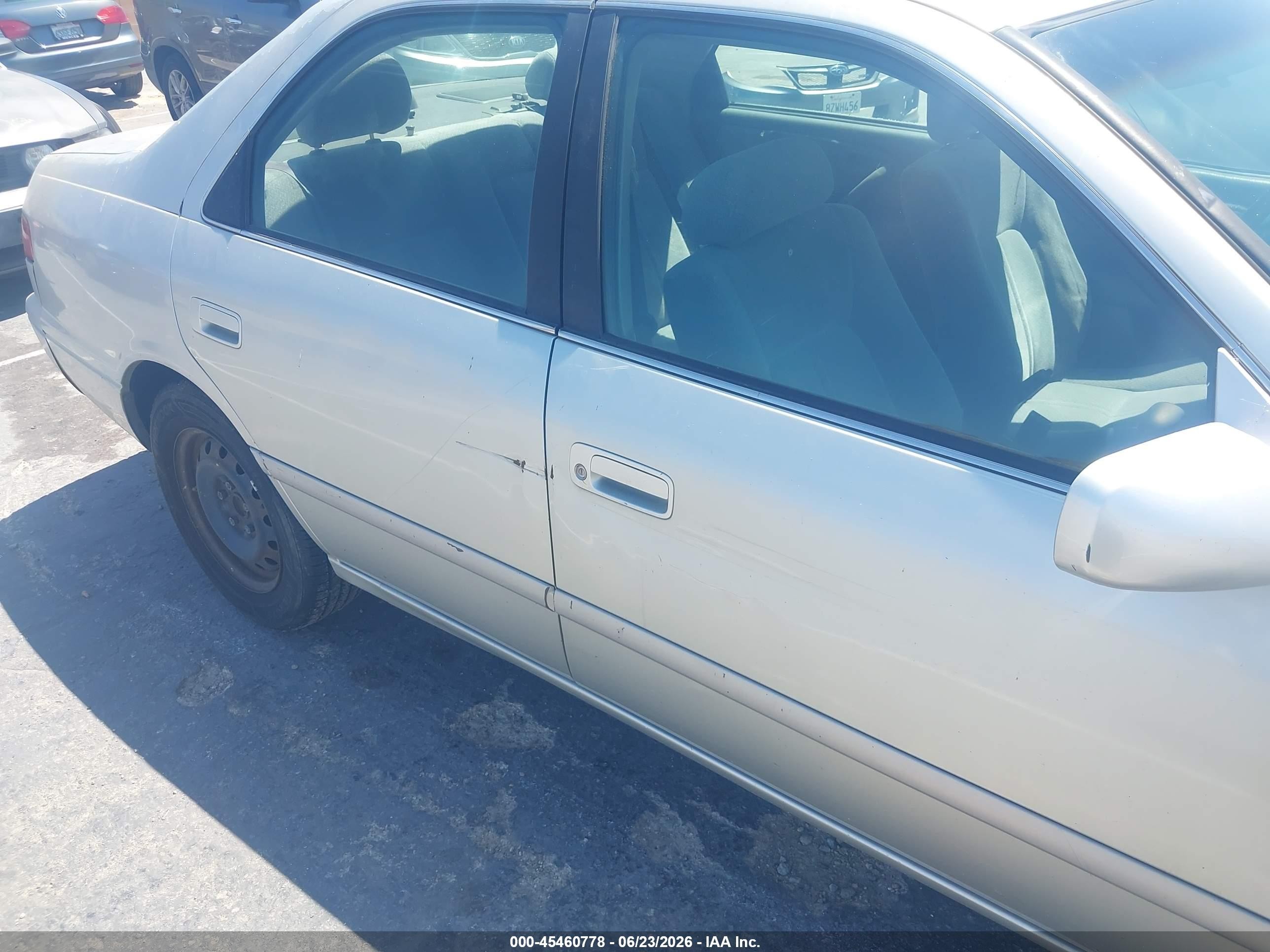2000 Toyota Camry Le Серебряный vin: JT2BG22K4Y0440001