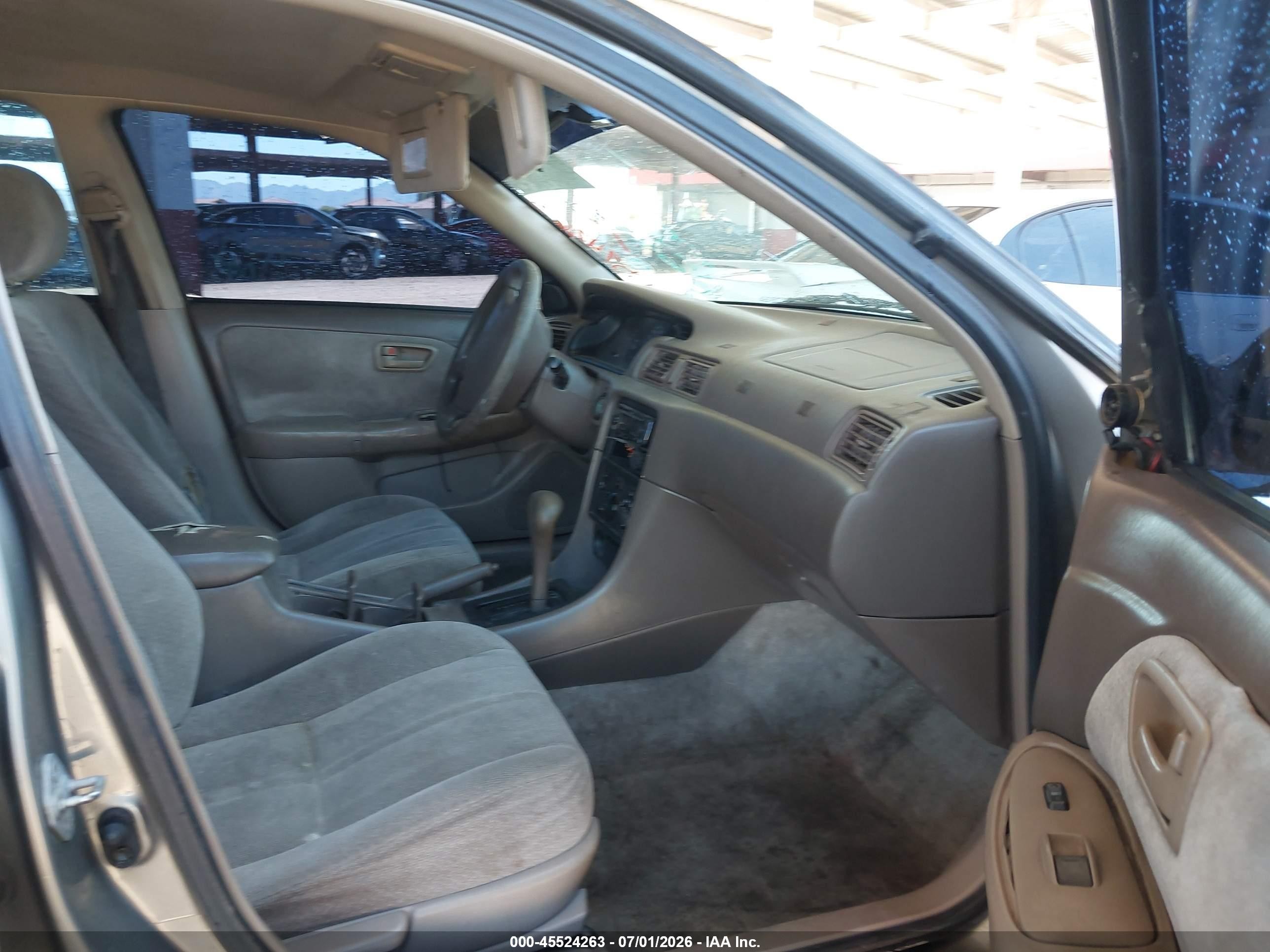 2000 Toyota Camry Le Gray vin: JT2BG22K4Y0471605