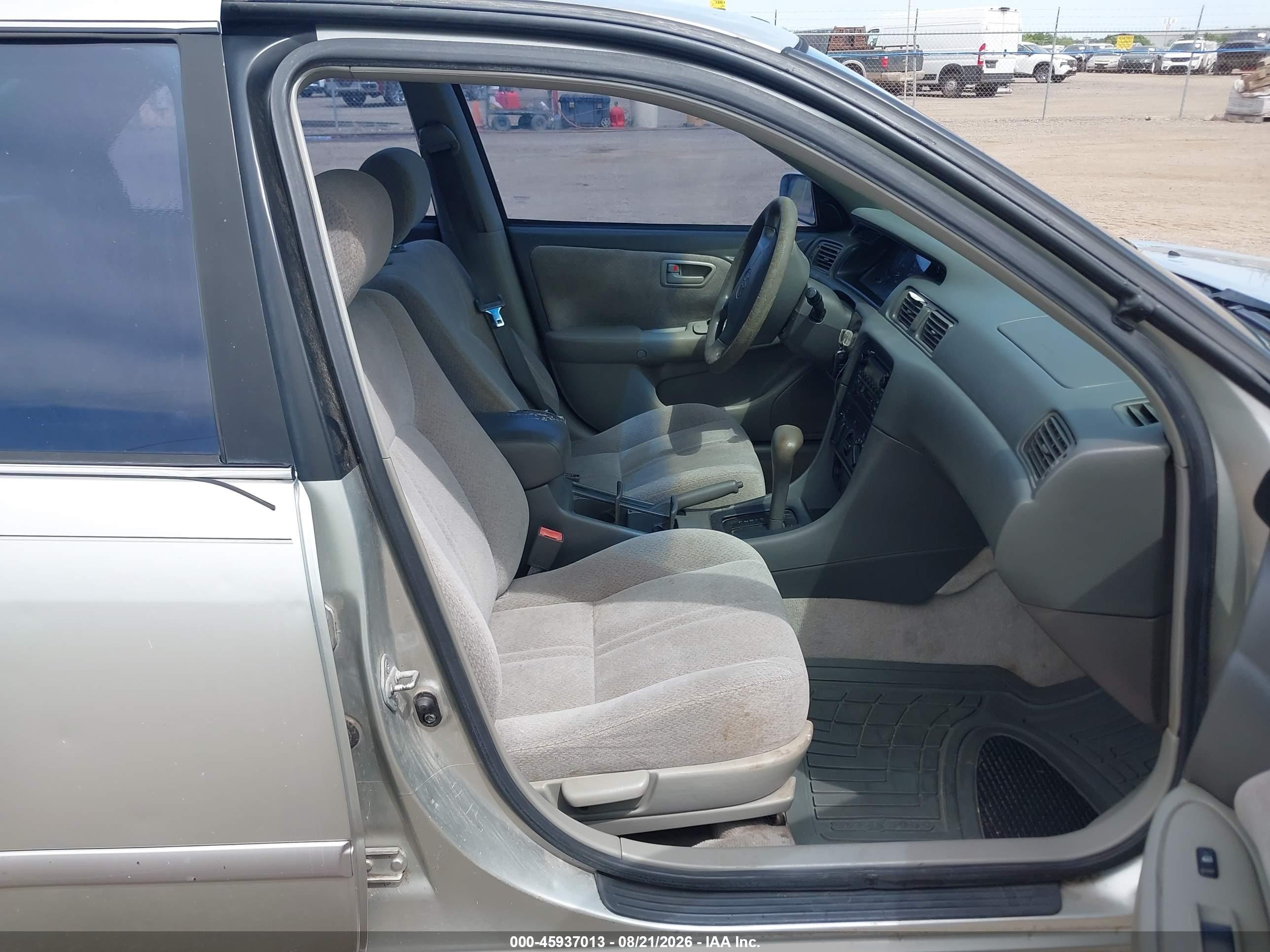 2001 Toyota Camry Le Серебряный vin: JT2BG22K510550268