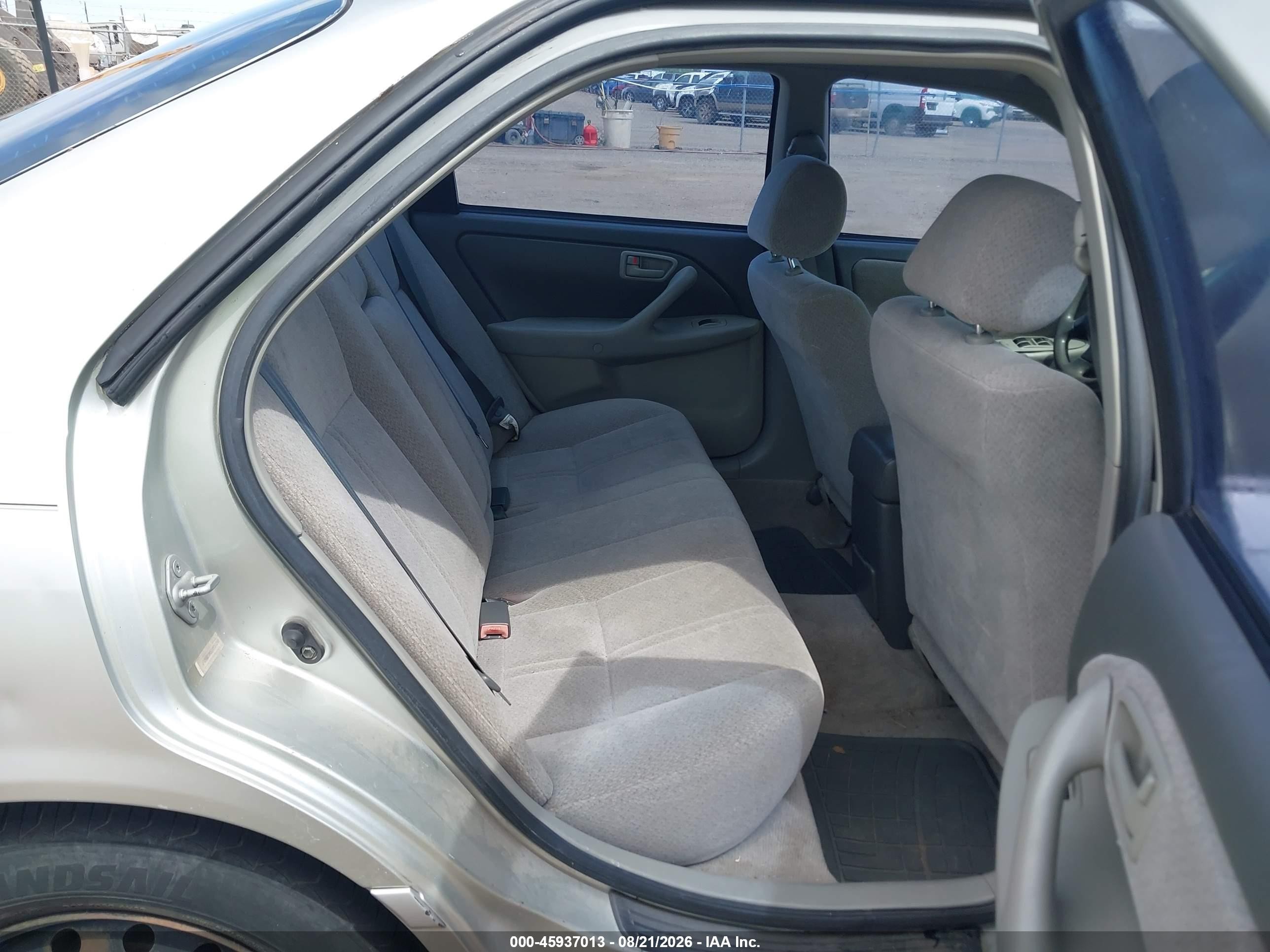 2001 Toyota Camry Le Серебряный vin: JT2BG22K510550268