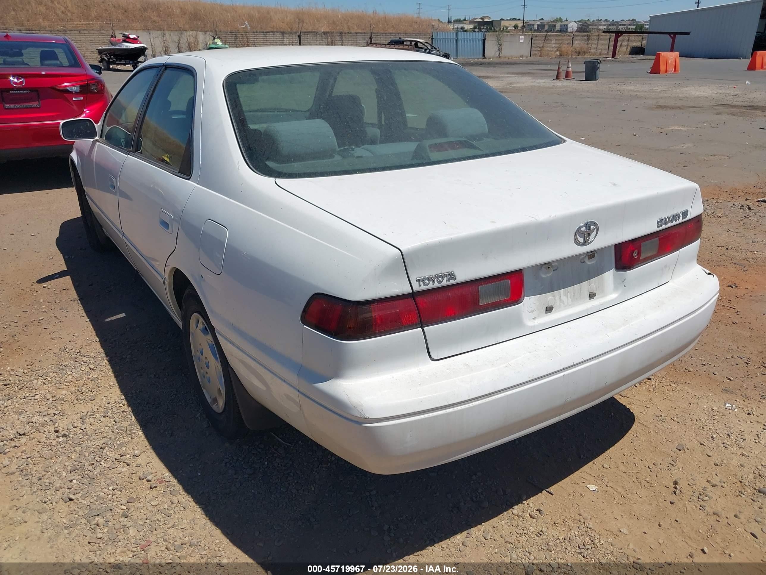 1997 Toyota Camry Le White vin: JT2BG22K5V0087750