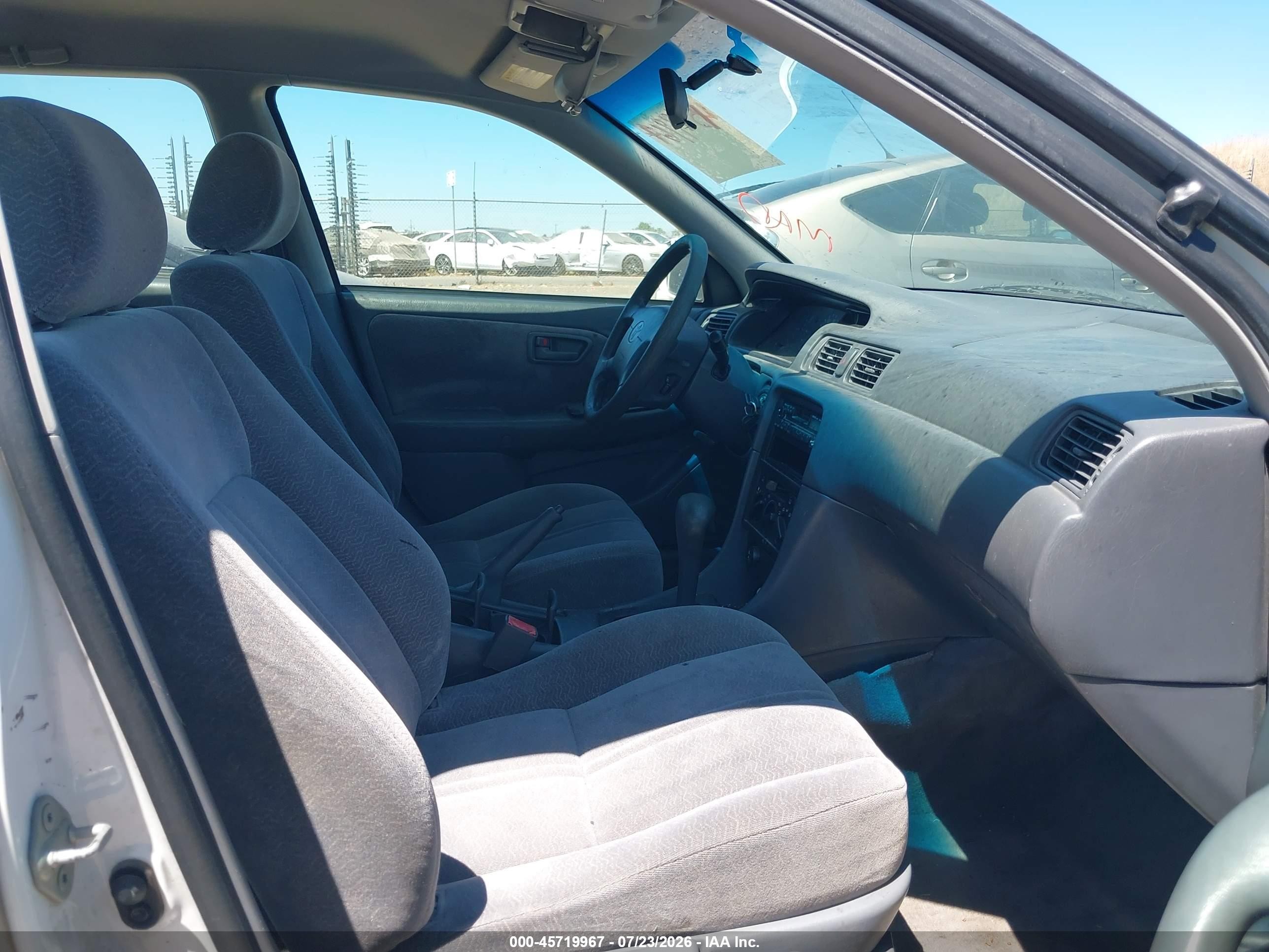 1997 Toyota Camry Le White vin: JT2BG22K5V0087750