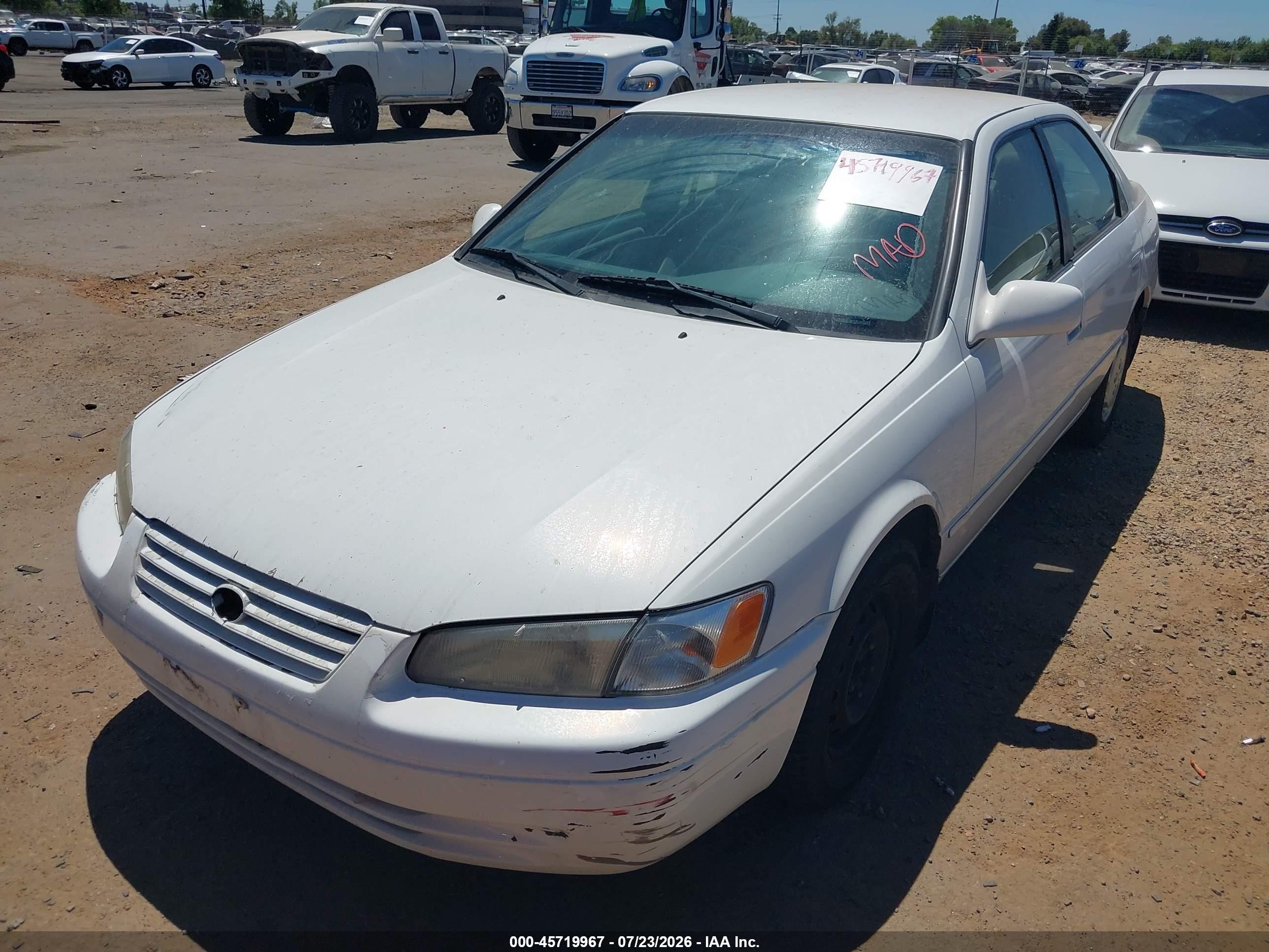 1997 Toyota Camry Le White vin: JT2BG22K5V0087750