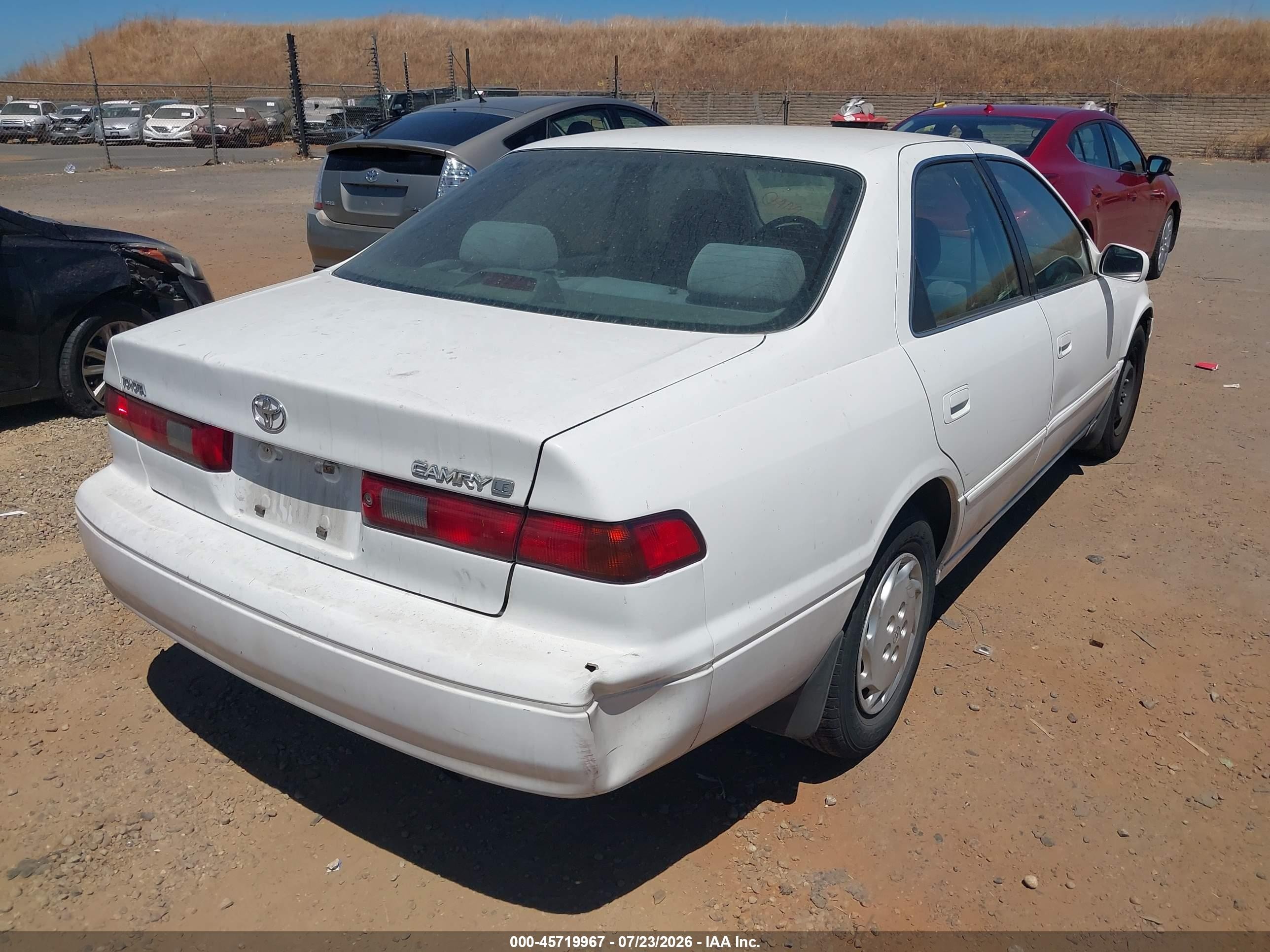 1997 Toyota Camry Le White vin: JT2BG22K5V0087750