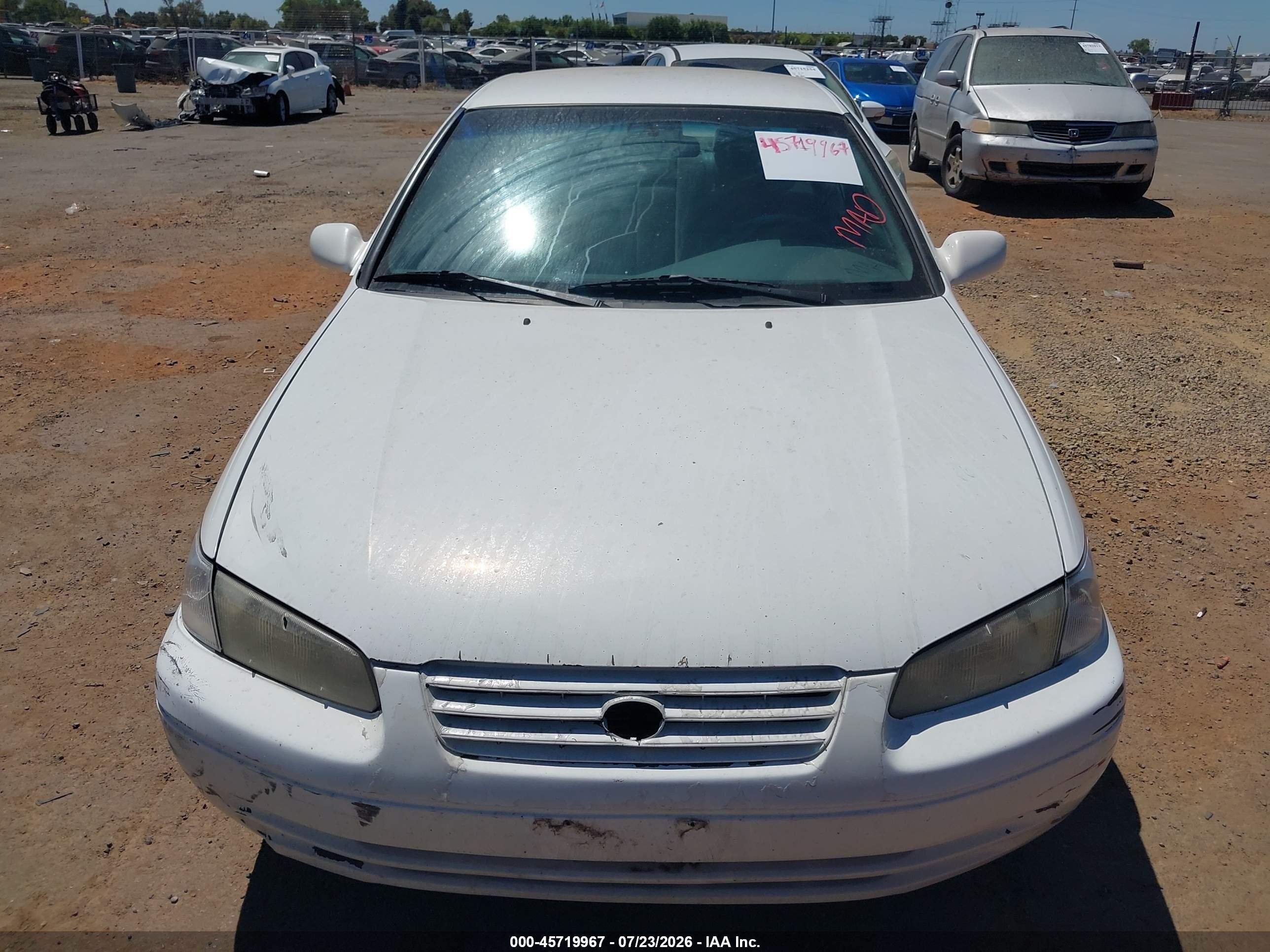 1997 Toyota Camry Le White vin: JT2BG22K5V0087750