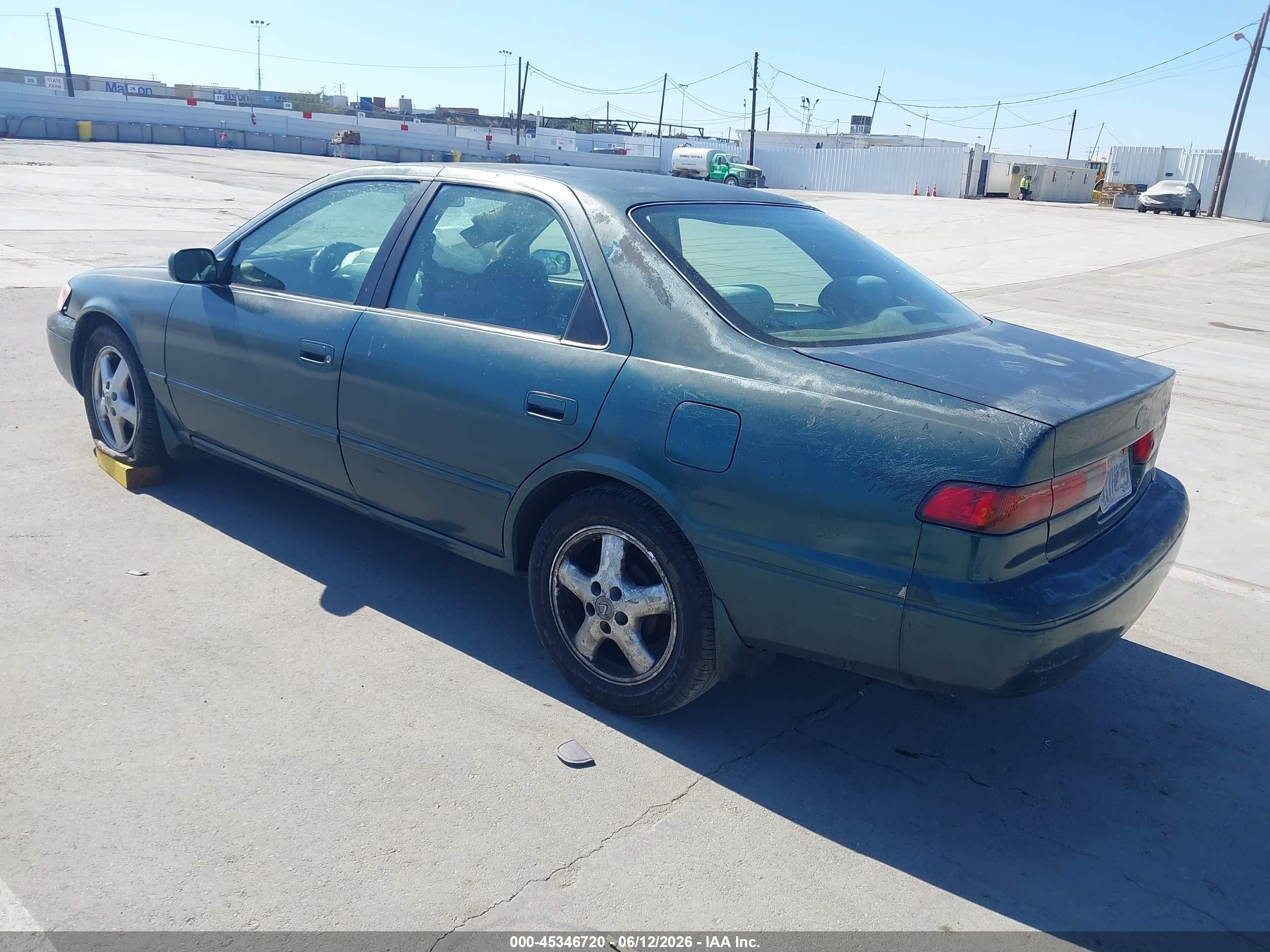 1998 Toyota Camry Le Green vin: JT2BG22K5W0138035