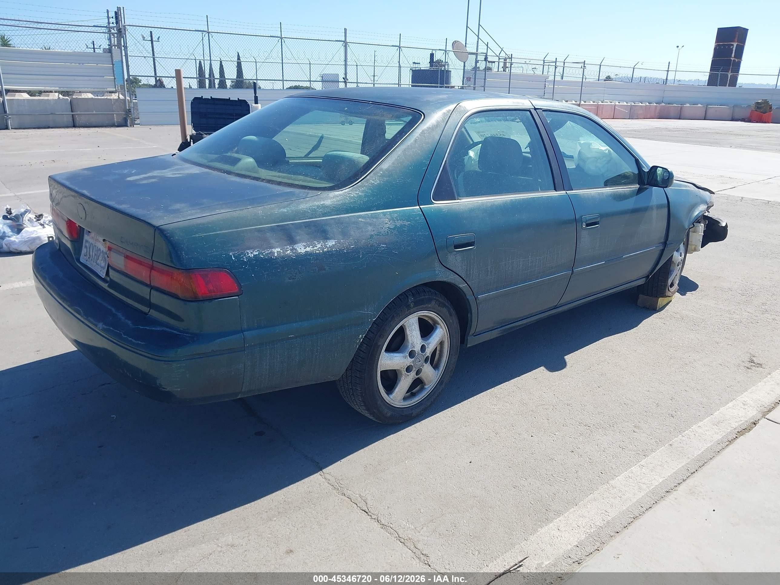 1998 Toyota Camry Le Green vin: JT2BG22K5W0138035