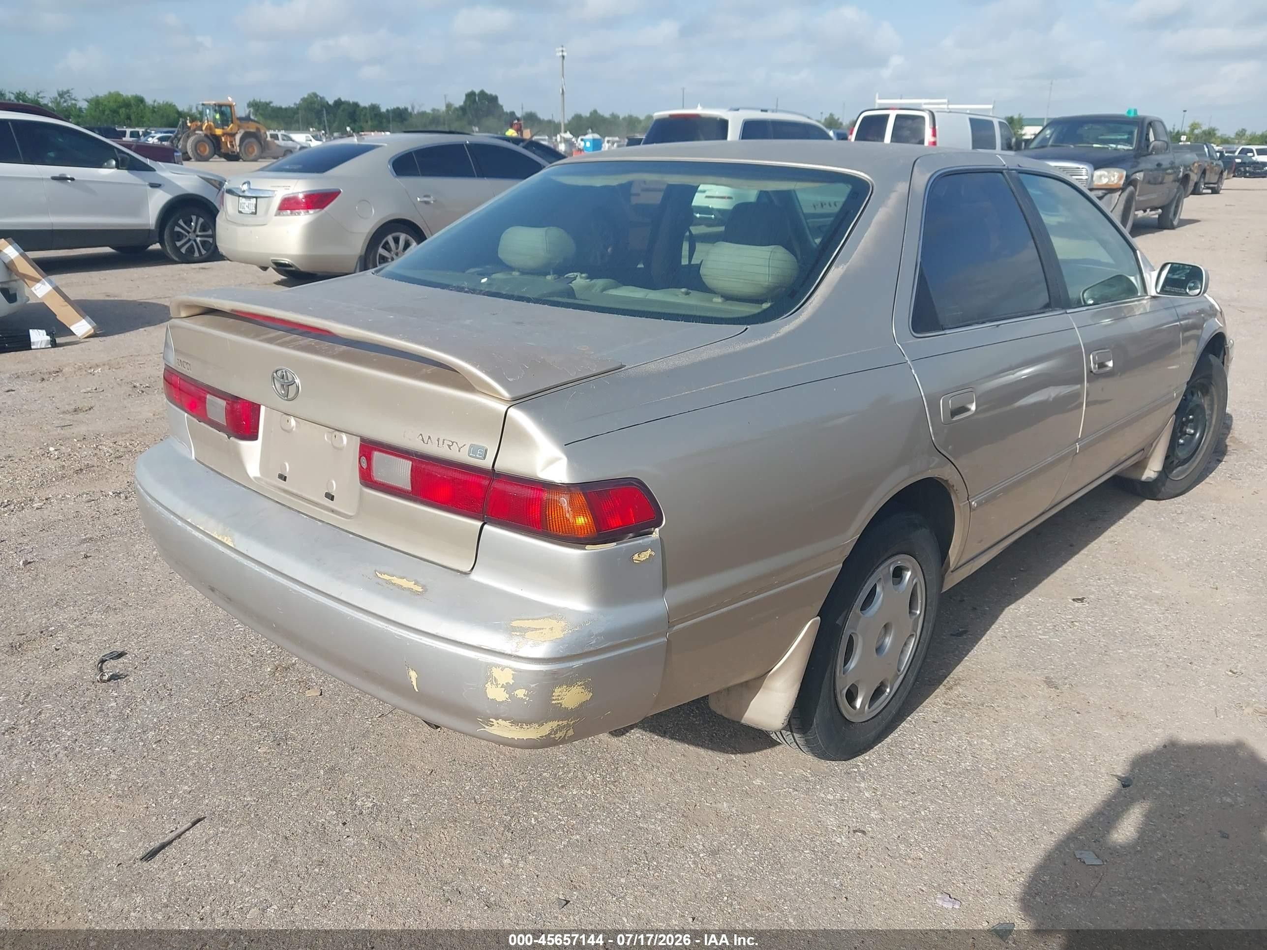 1998 Toyota Camry Le Gold vin: JT2BG22K5W0187168