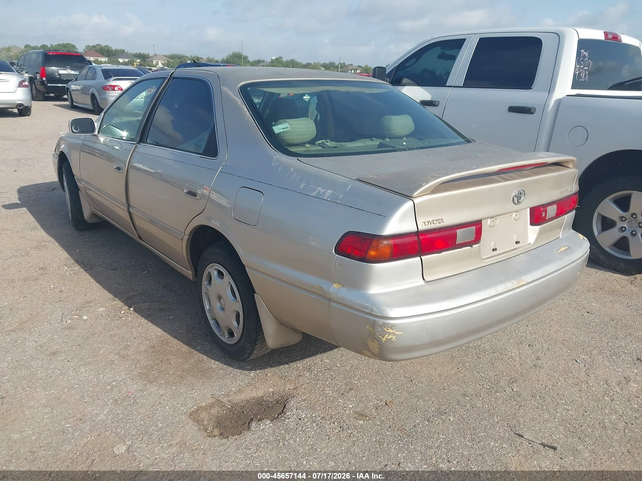 1998 Toyota Camry Le Gold vin: JT2BG22K5W0187168