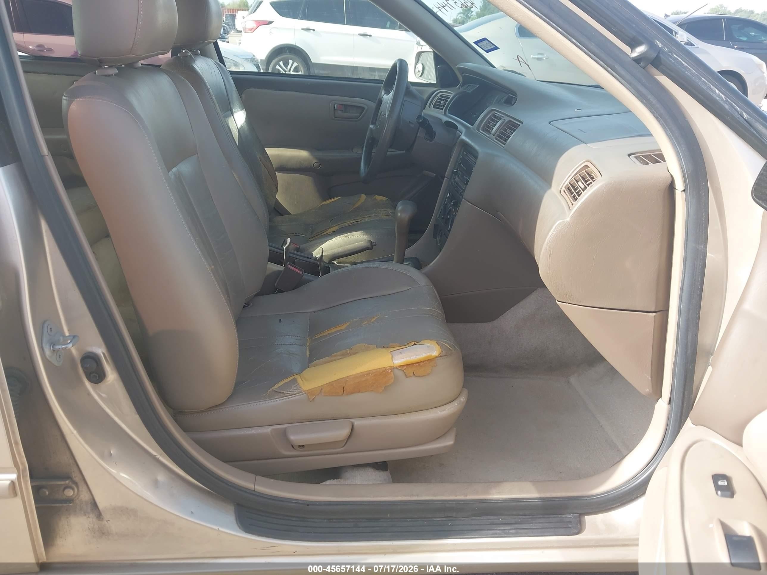 1998 Toyota Camry Le Gold vin: JT2BG22K5W0187168