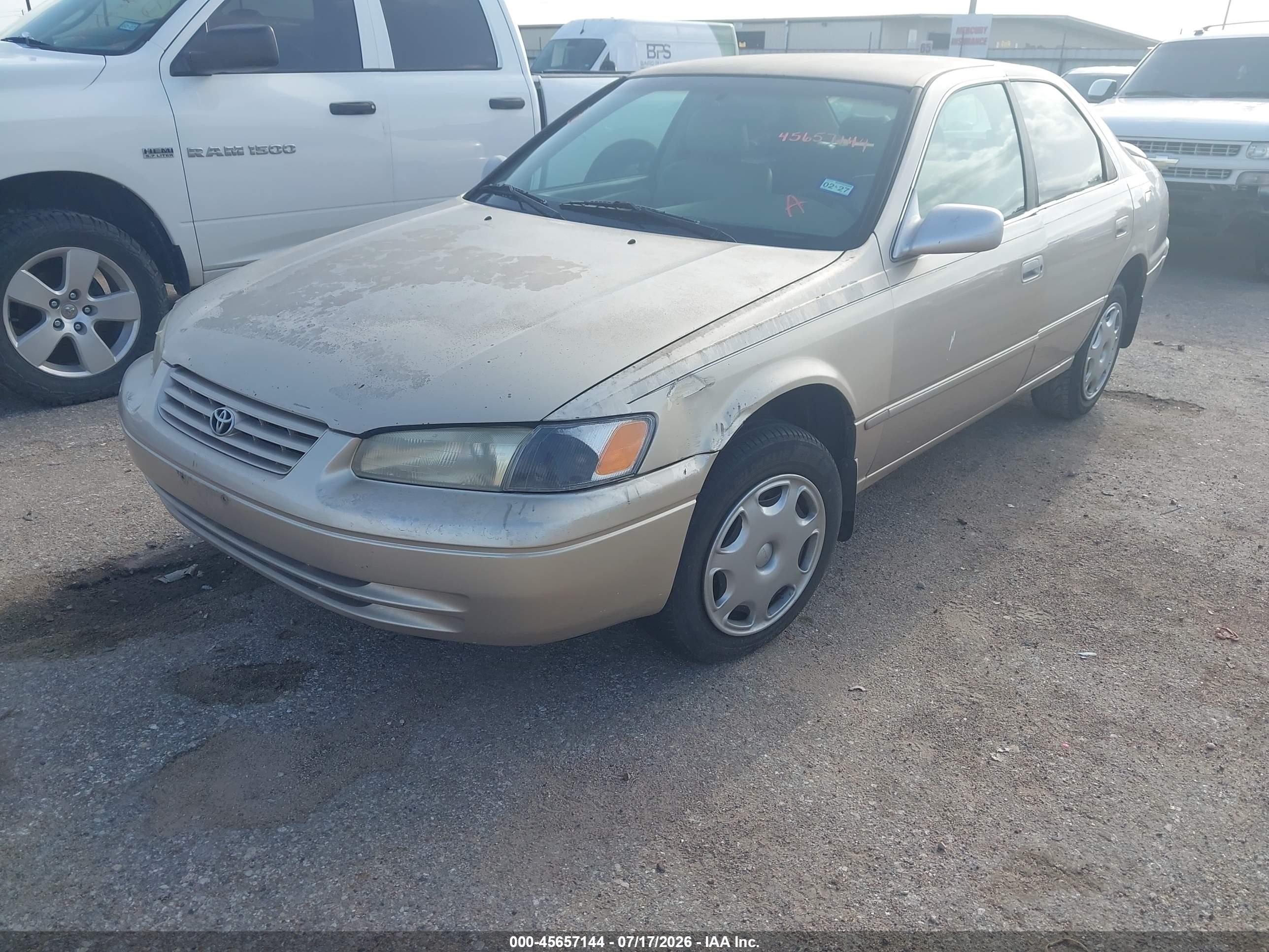 1998 Toyota Camry Le Gold vin: JT2BG22K5W0187168