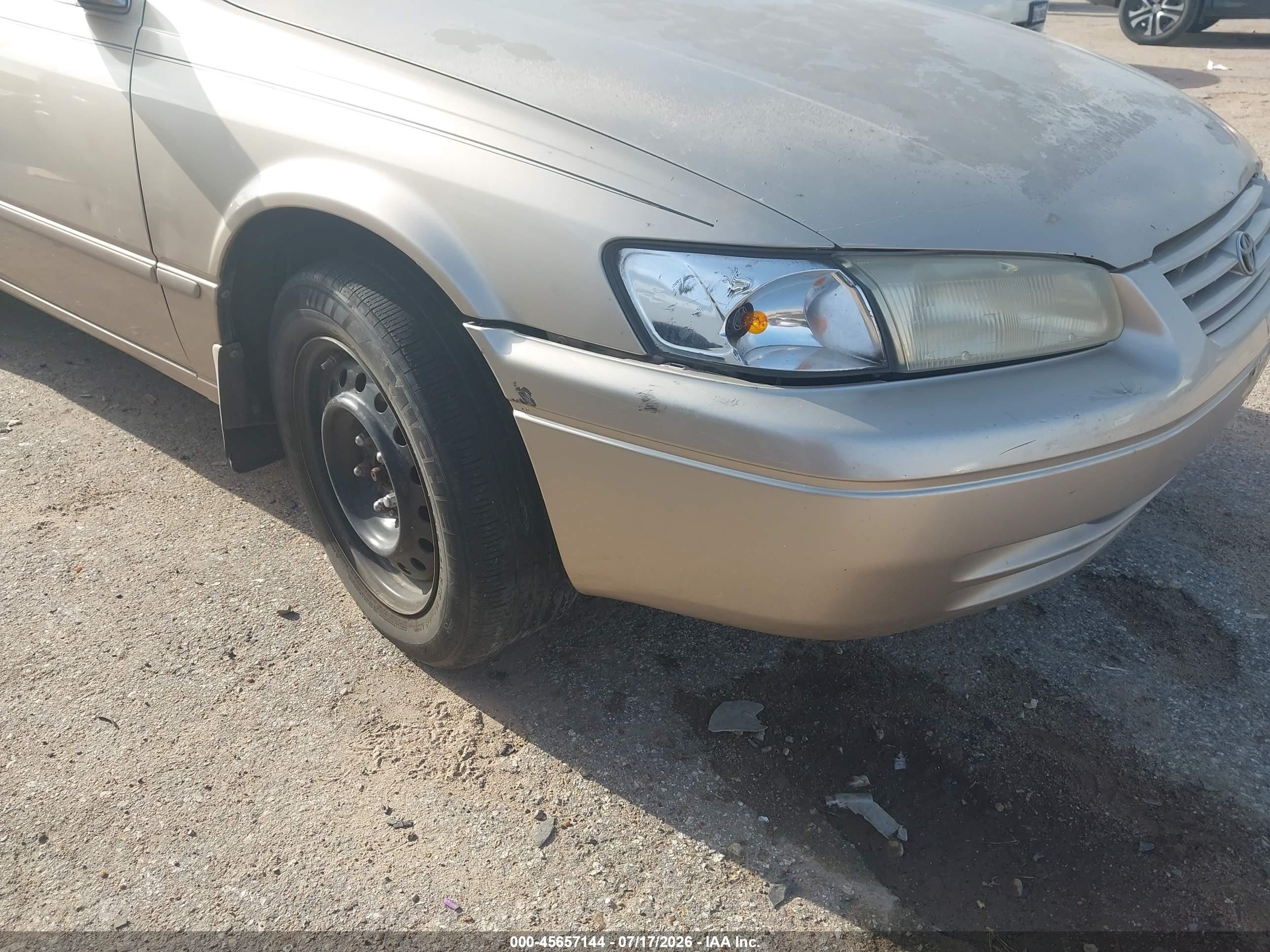 1998 Toyota Camry Le Gold vin: JT2BG22K5W0187168