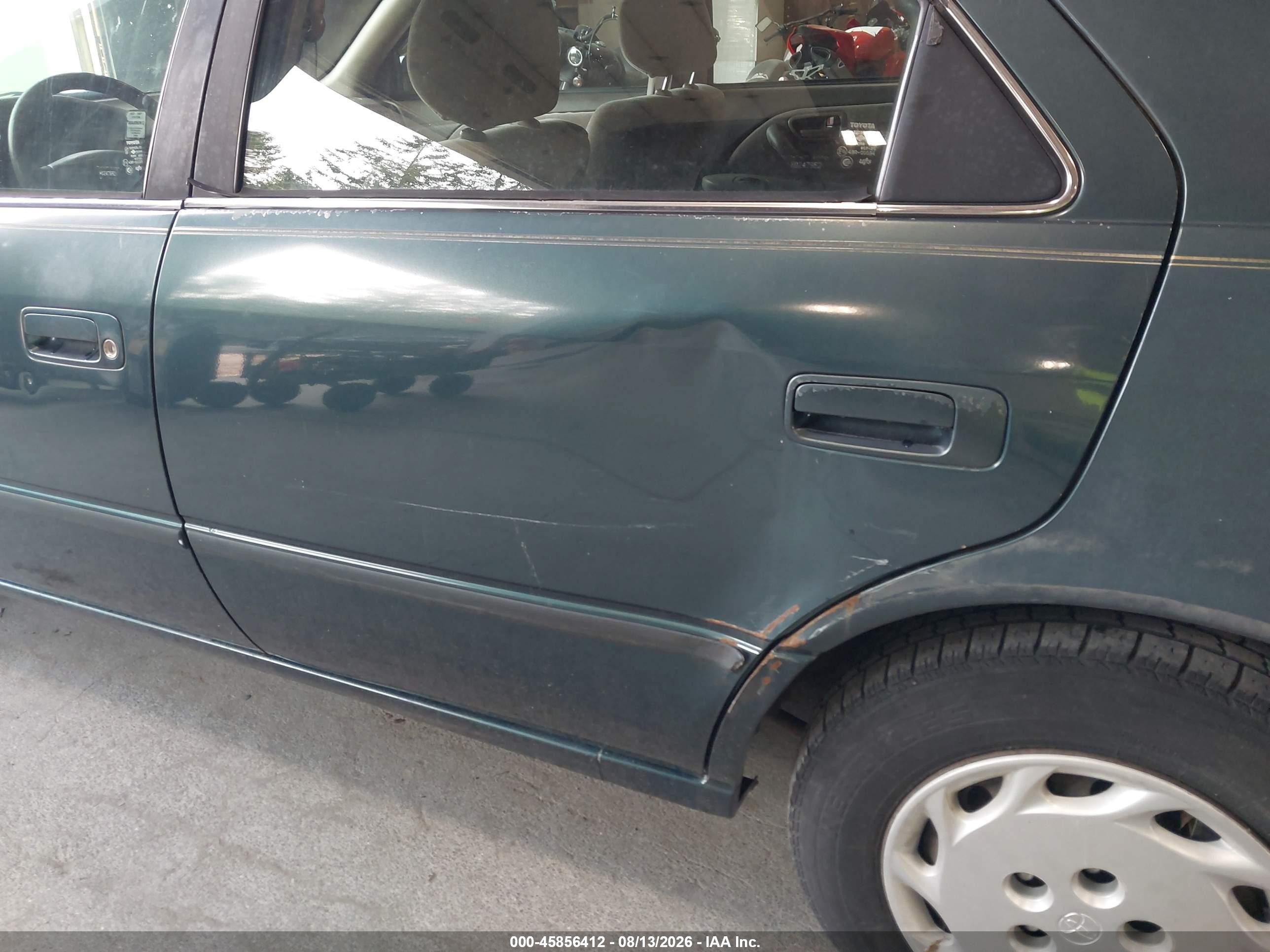 1998 Toyota Camry Le Green vin: JT2BG22K5W0247952