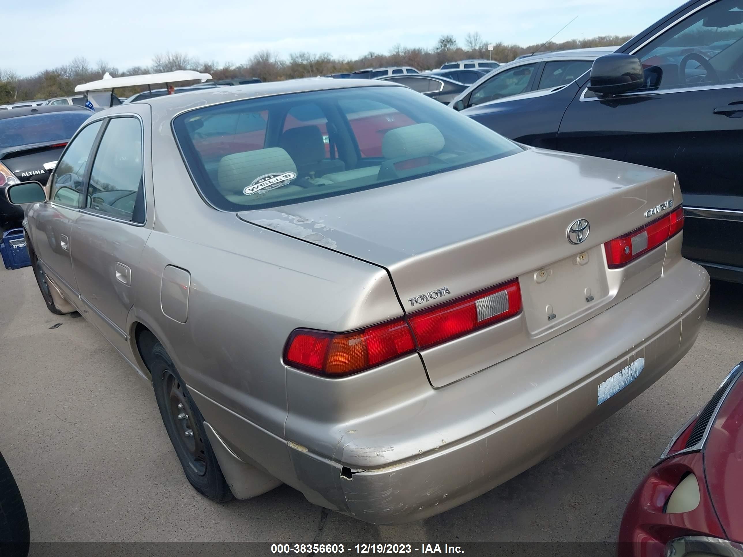 1998 Toyota Camry Le Gold vin: JT2BG22K5W0260040