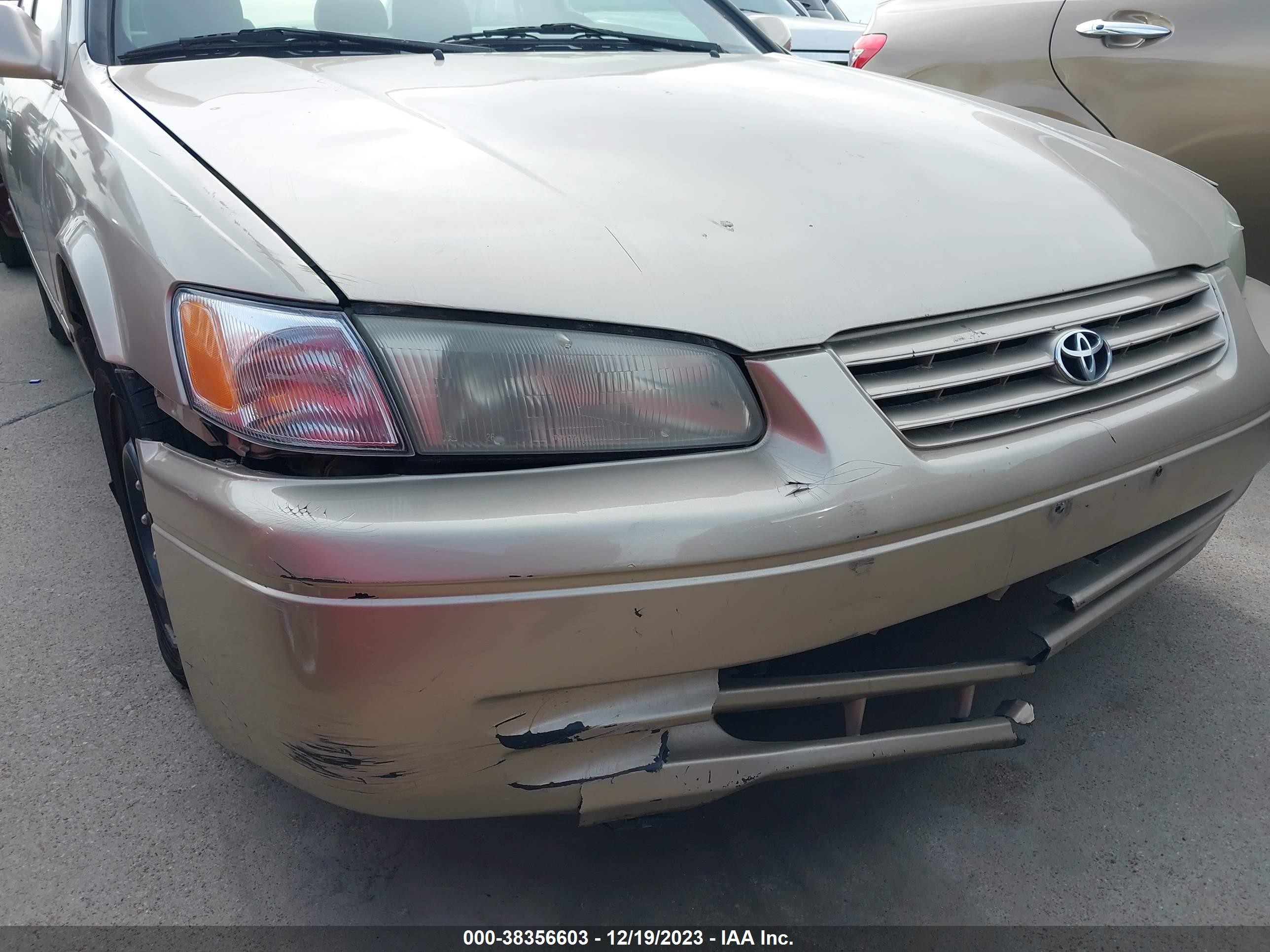 1998 Toyota Camry Le Gold vin: JT2BG22K5W0260040