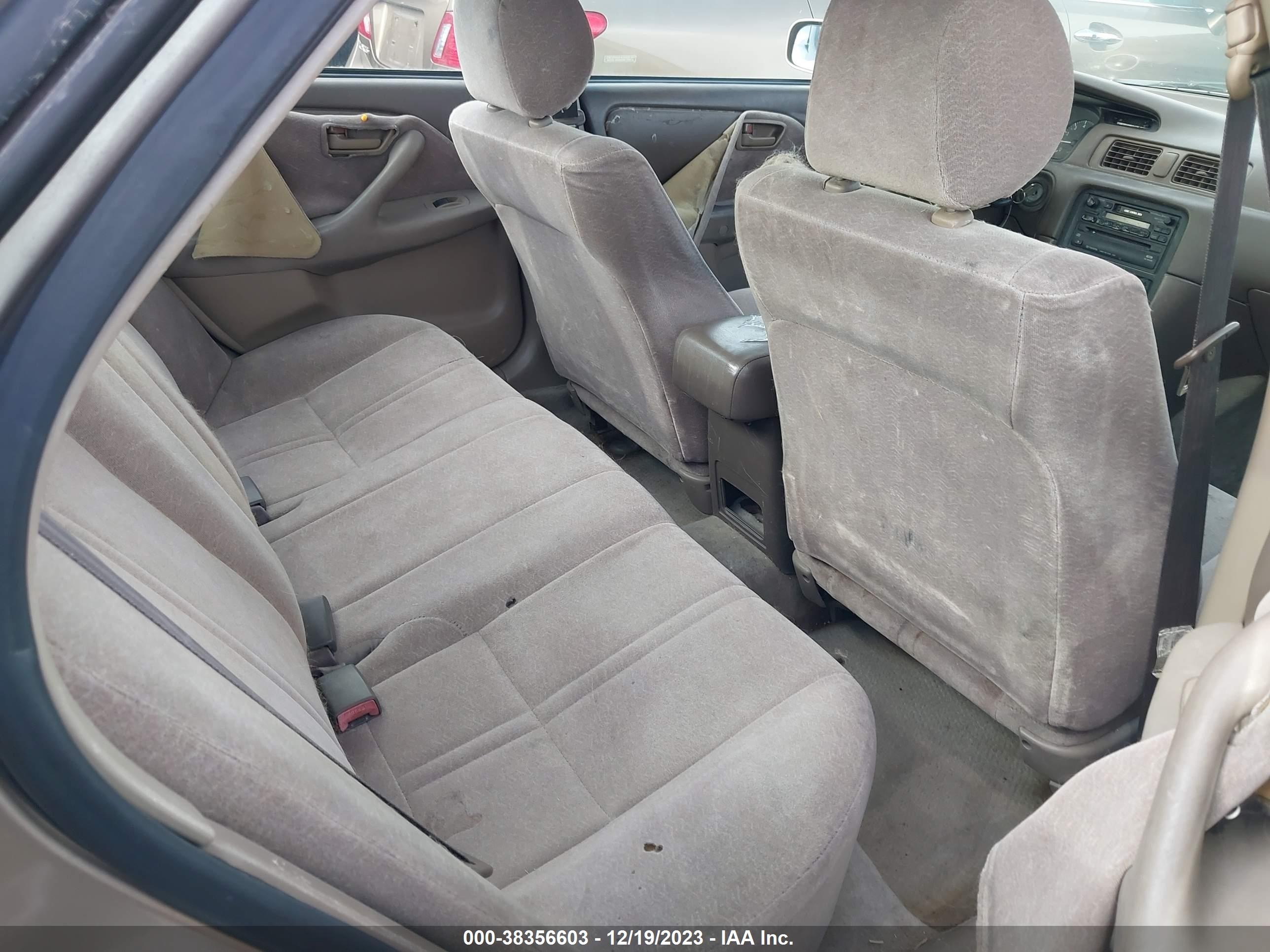 1998 Toyota Camry Le Gold vin: JT2BG22K5W0260040