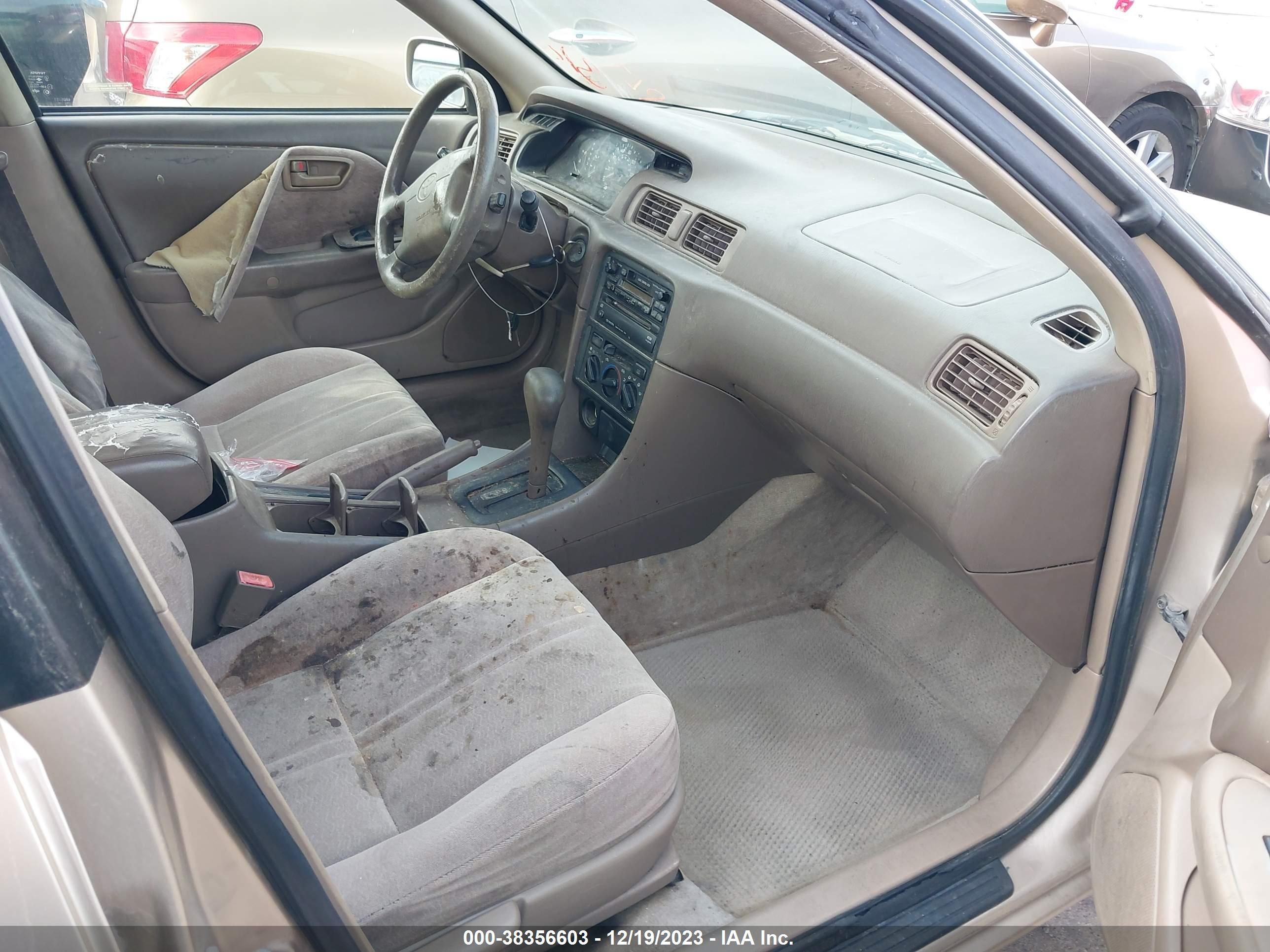 1998 Toyota Camry Le Gold vin: JT2BG22K5W0260040