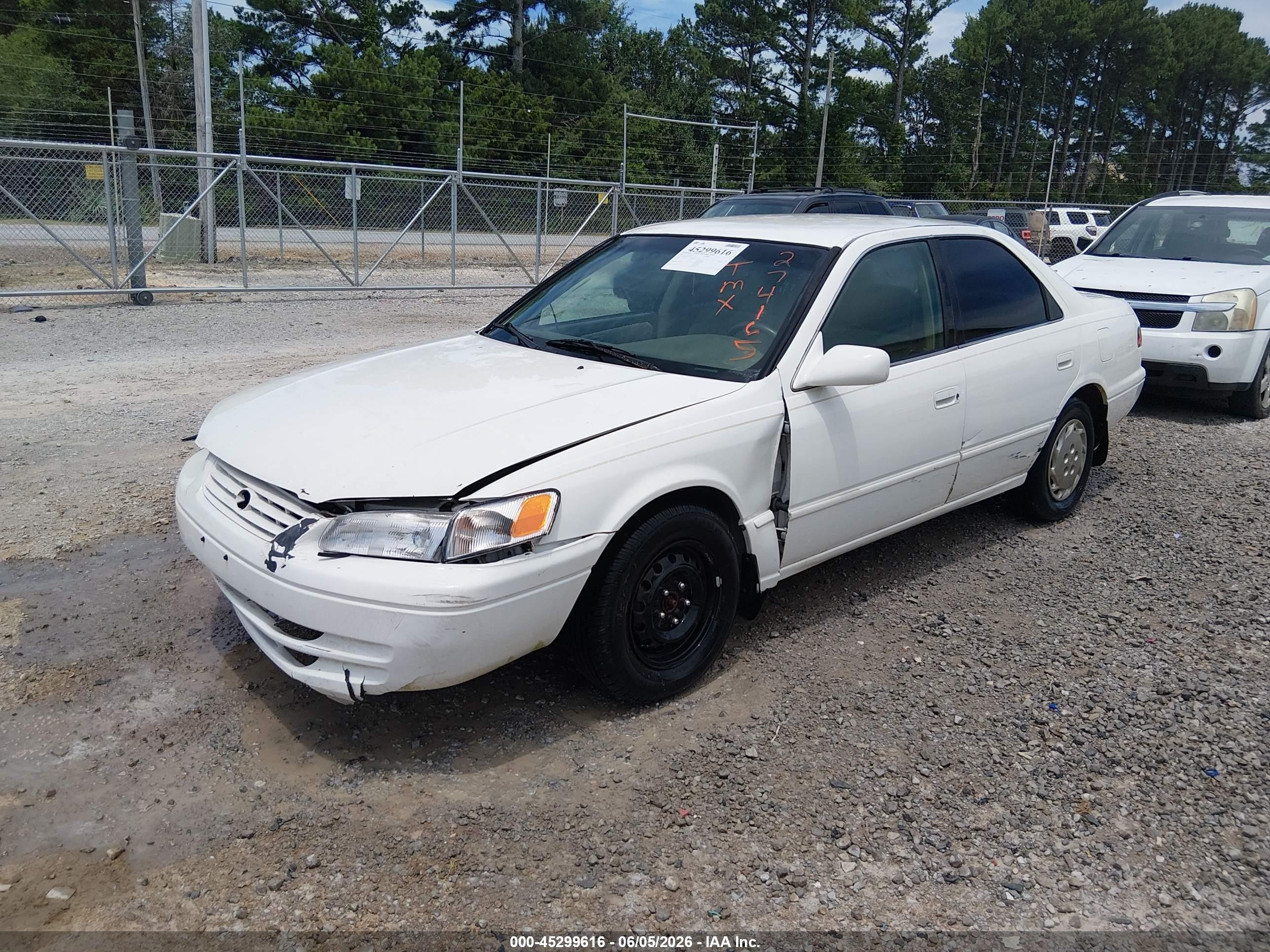 1999 Toyota Camry Le White vin: JT2BG22K5X0274165