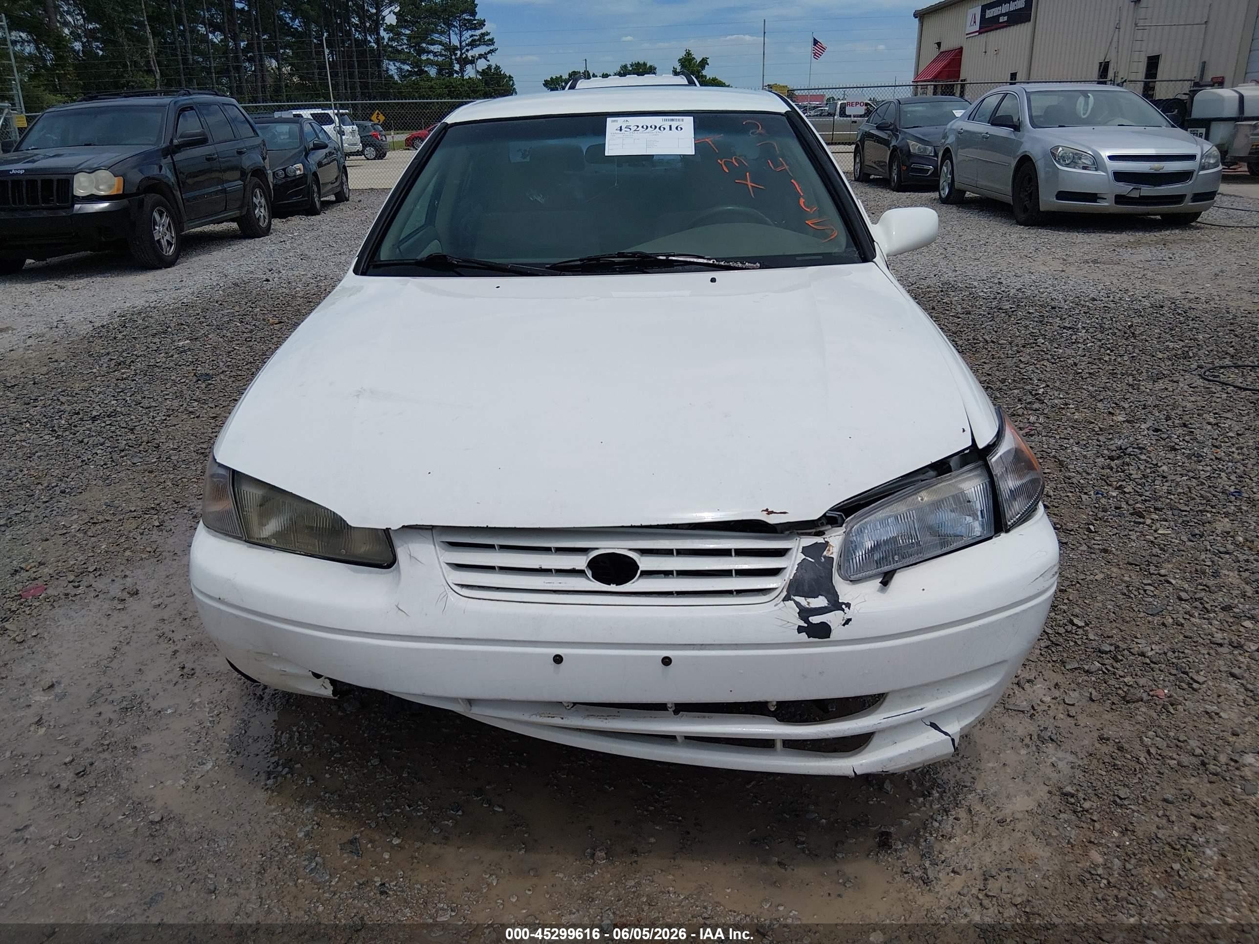 1999 Toyota Camry Le White vin: JT2BG22K5X0274165