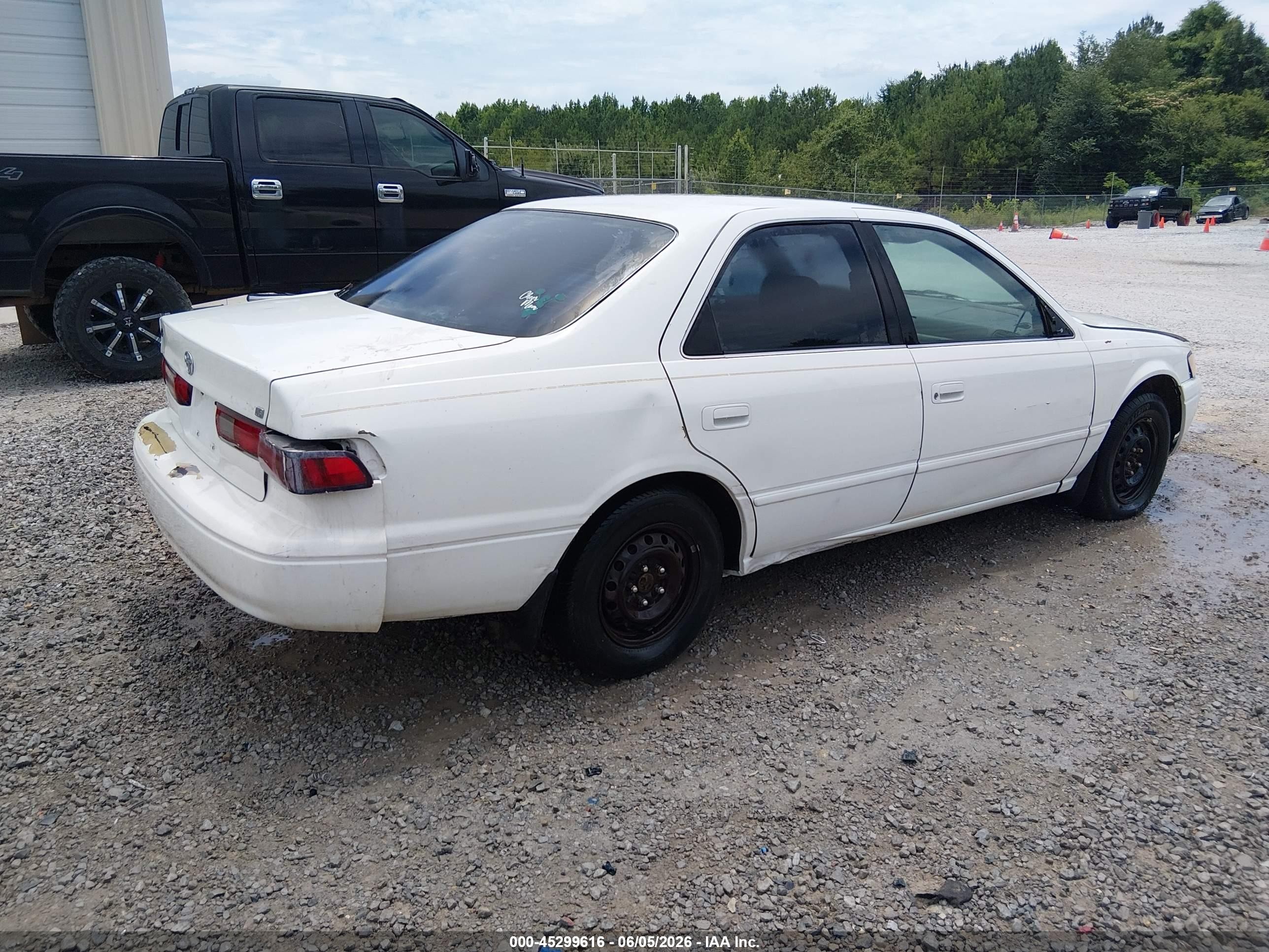 1999 Toyota Camry Le White vin: JT2BG22K5X0274165