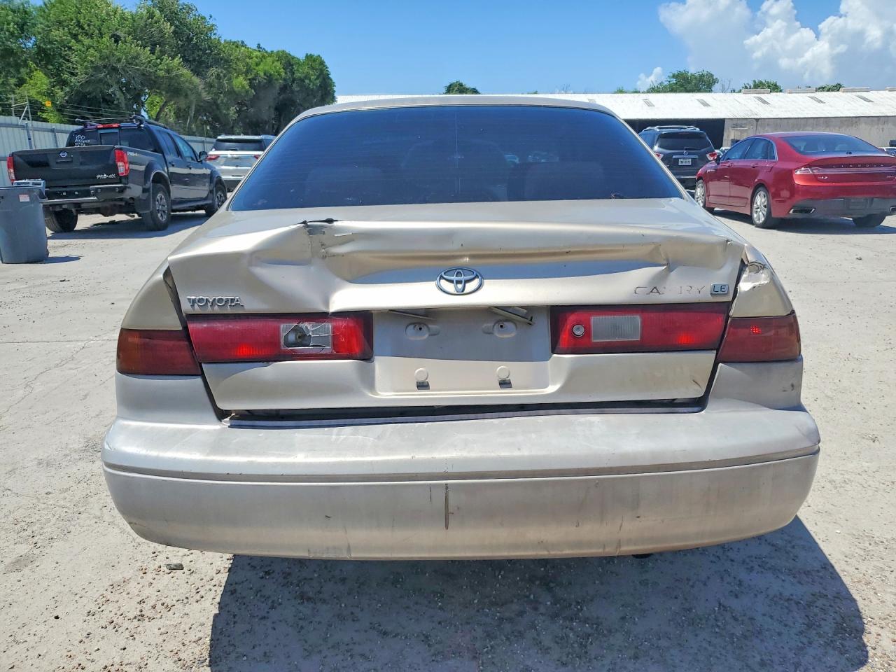 1999 Toyota Camry Le Gold vin: JT2BG22K5X0318746