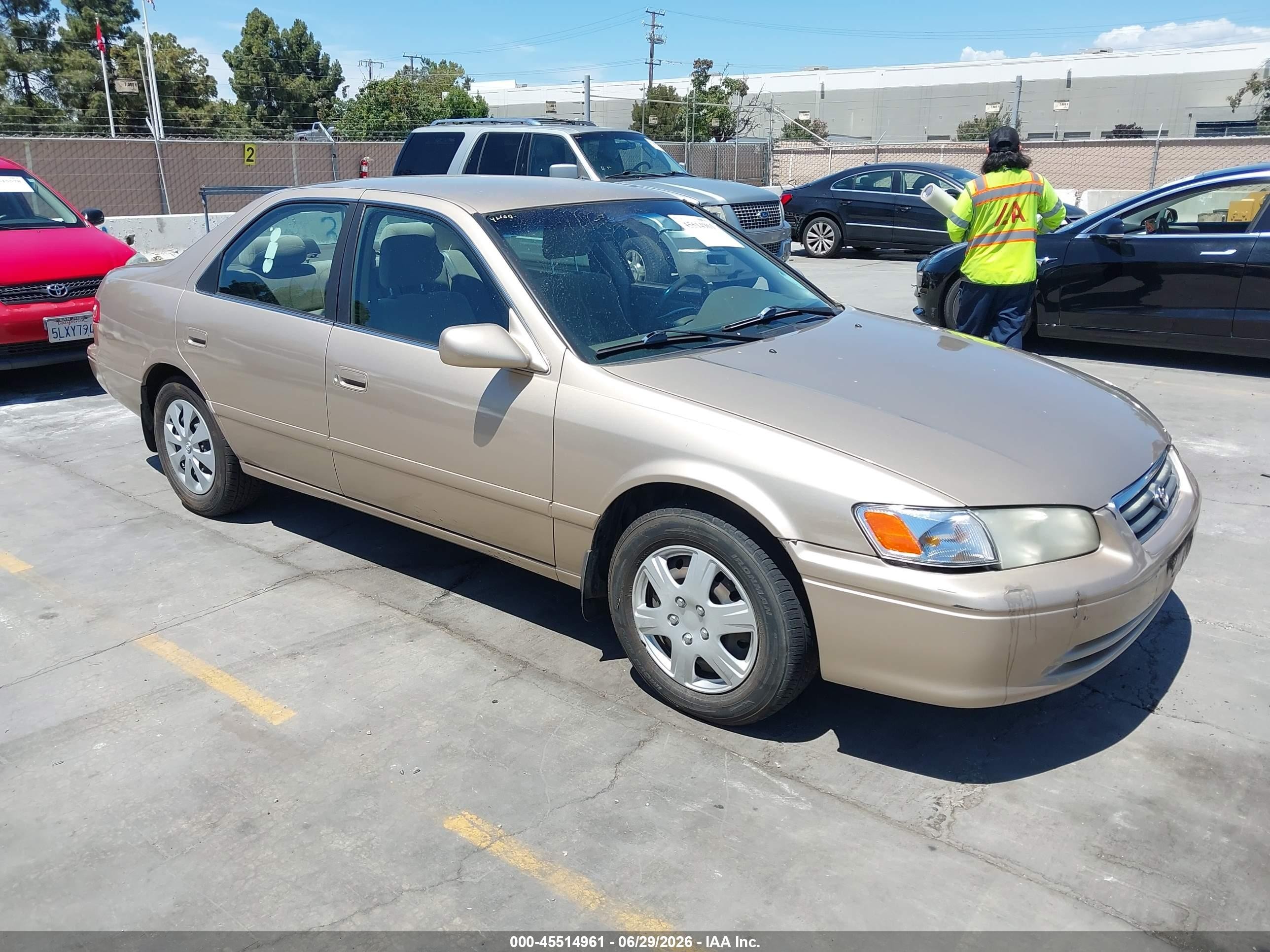 2000 Toyota Camry Le Gold vin: JT2BG22K5Y0413597
