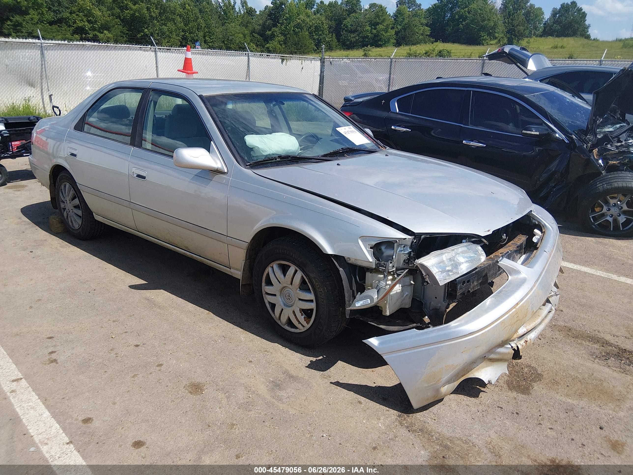 2000 Toyota Camry Le Серебряный vin: JT2BG22K5Y0442047
