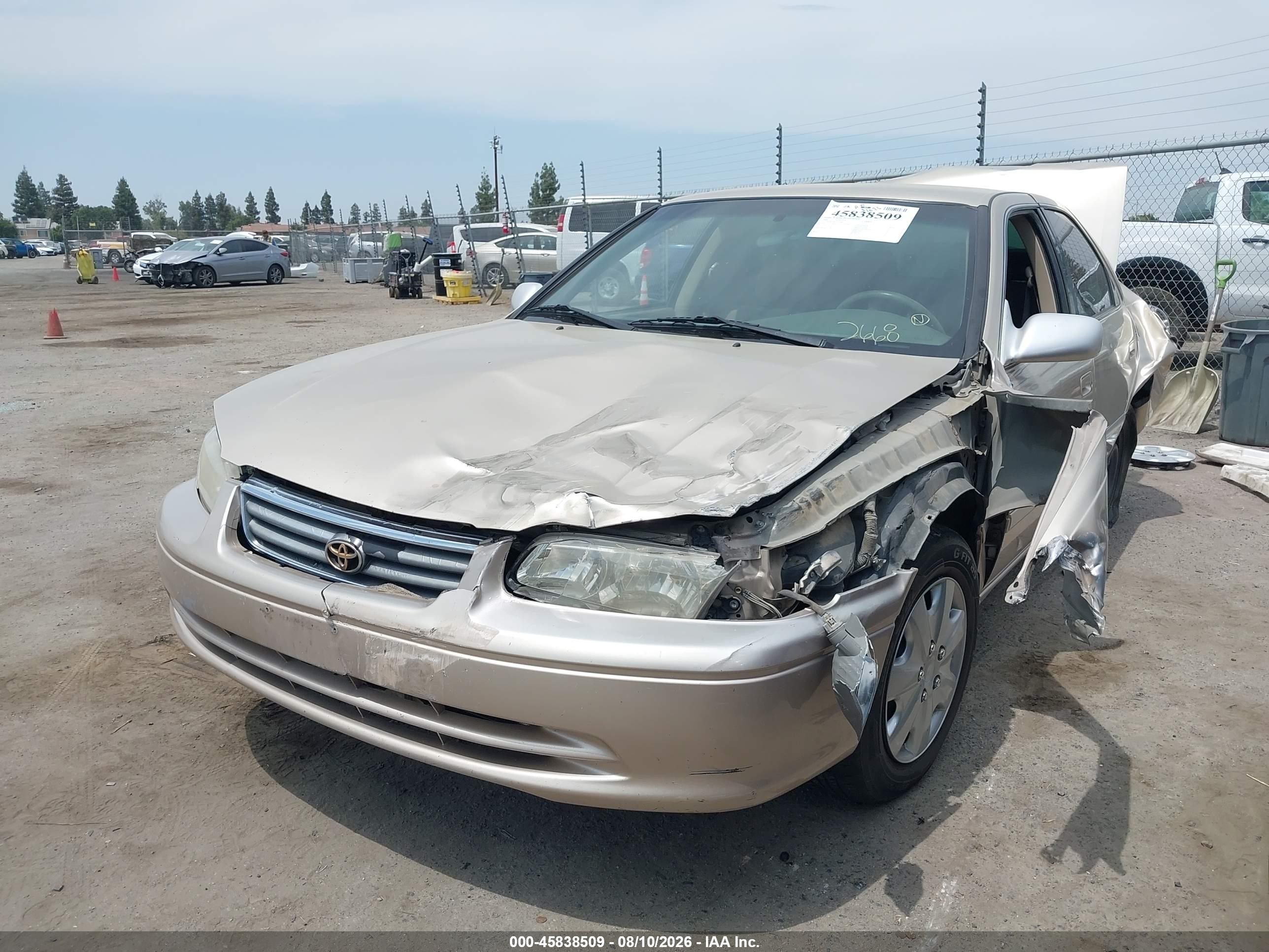 2000 Toyota Camry Le Gold vin: JT2BG22K5Y0528023