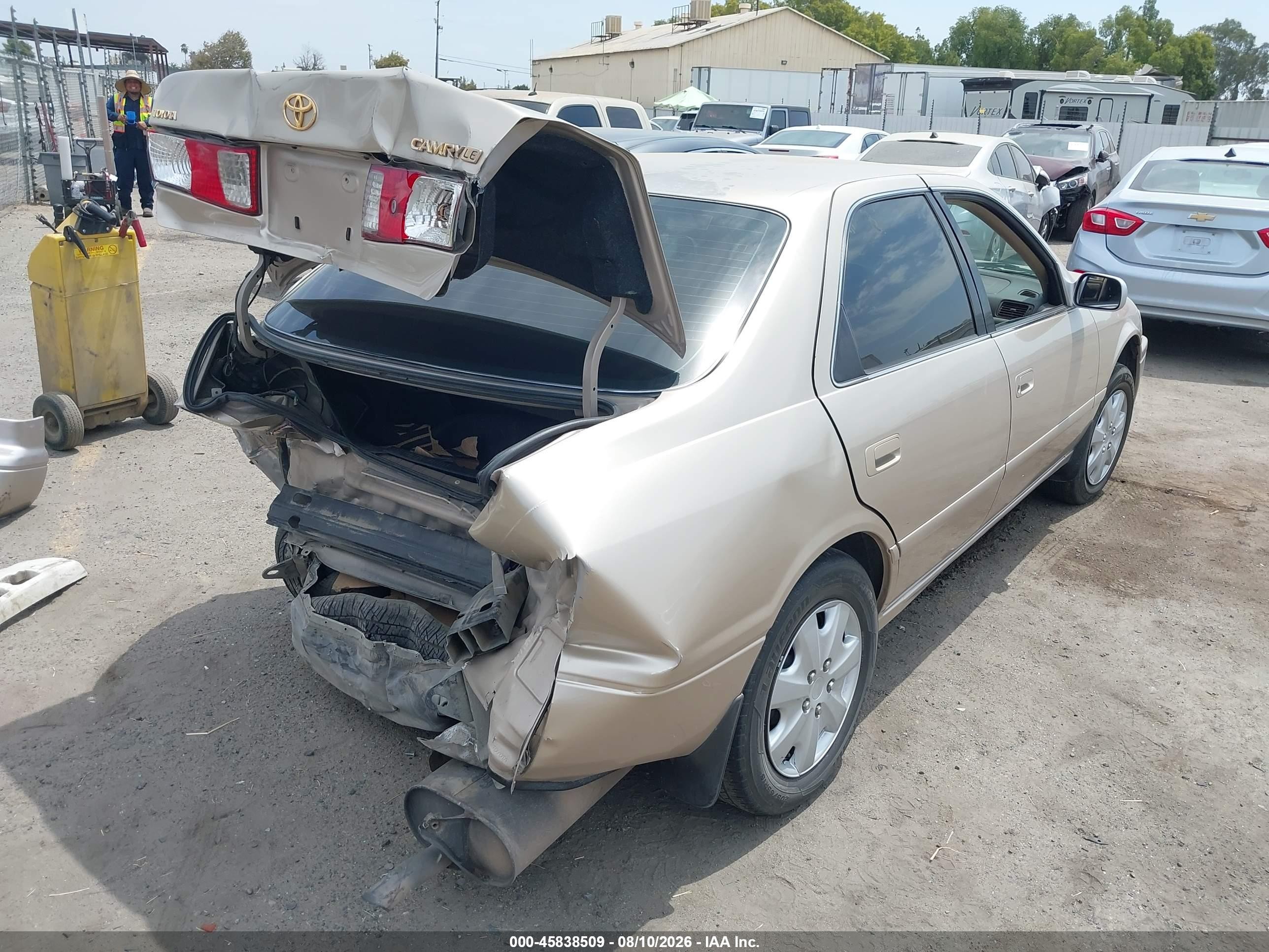 2000 Toyota Camry Le Gold vin: JT2BG22K5Y0528023