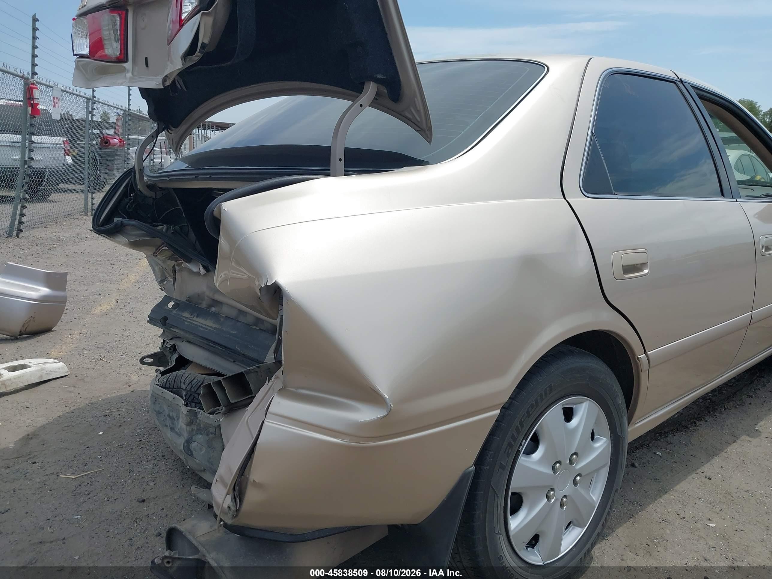 2000 Toyota Camry Le Gold vin: JT2BG22K5Y0528023