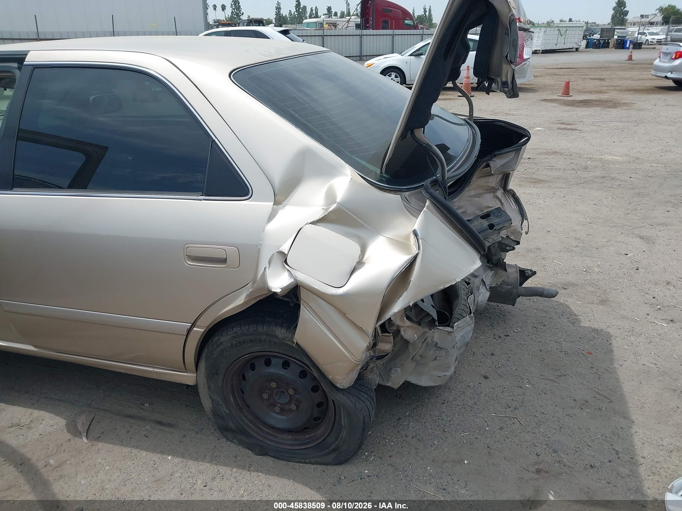 2000 Toyota Camry Le Gold vin: JT2BG22K5Y0528023