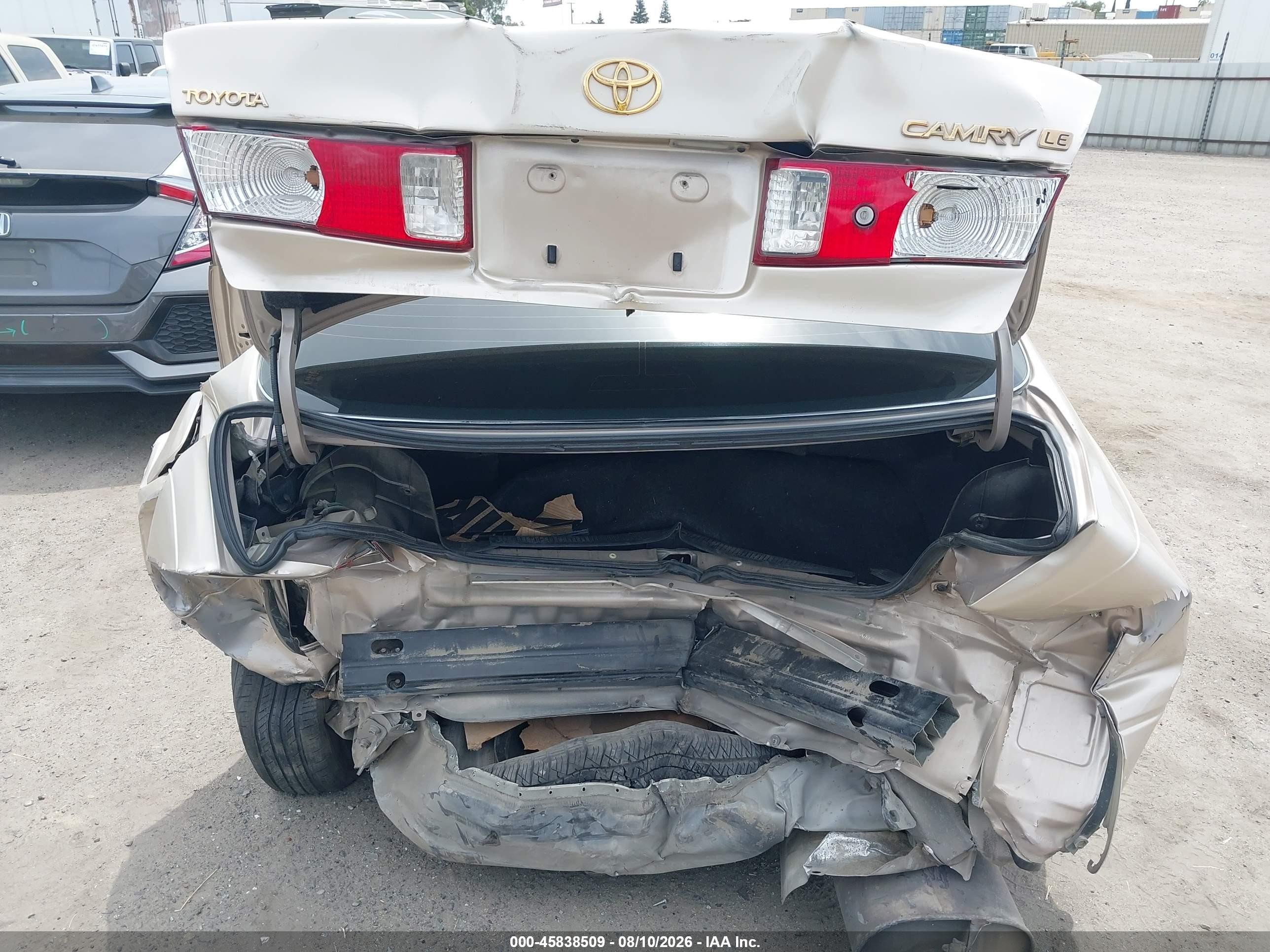 2000 Toyota Camry Le Gold vin: JT2BG22K5Y0528023