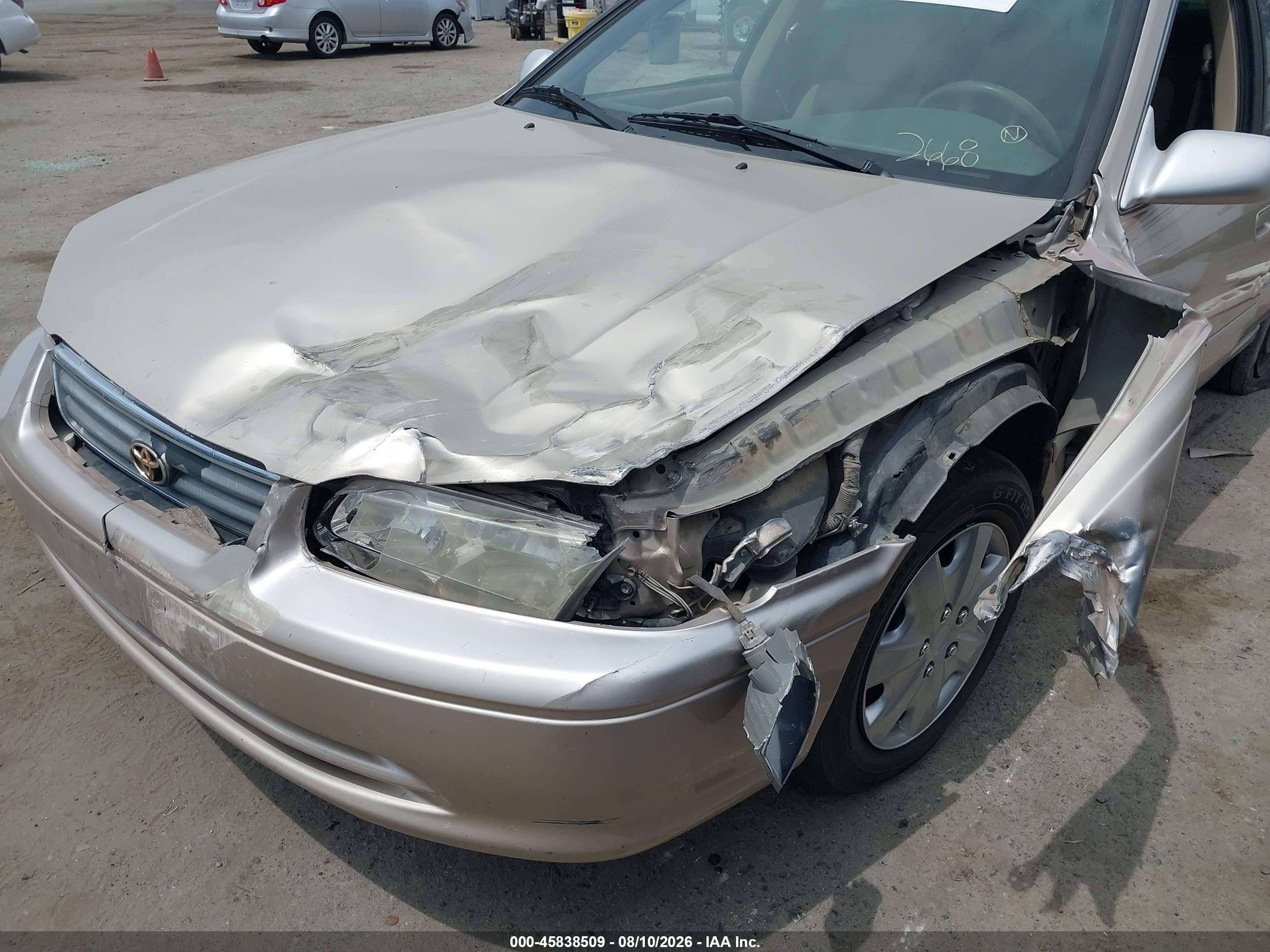 2000 Toyota Camry Le Gold vin: JT2BG22K5Y0528023