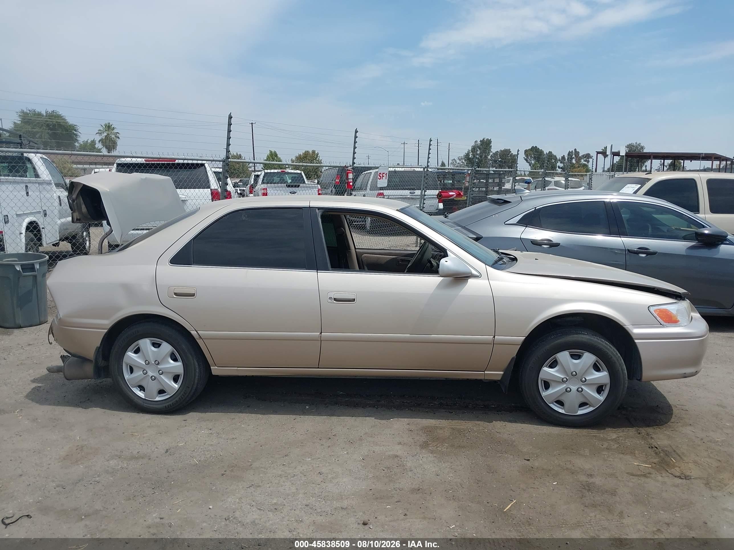 2000 Toyota Camry Le Gold vin: JT2BG22K5Y0528023