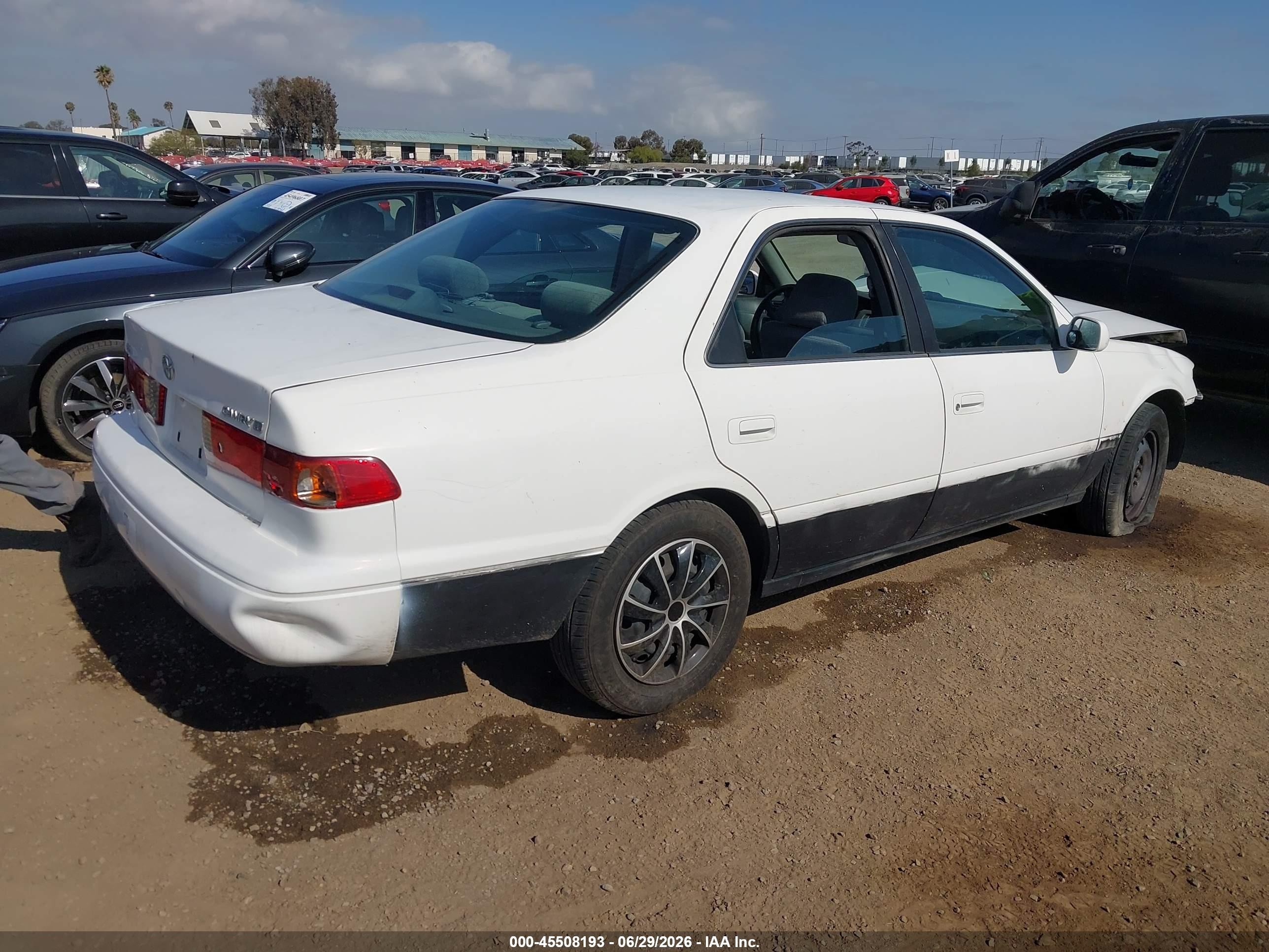 2001 Toyota Camry Le White vin: JT2BG22K610545466