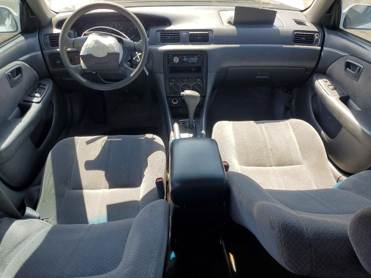2001 Toyota Camry Le White vin: JT2BG22K610566169