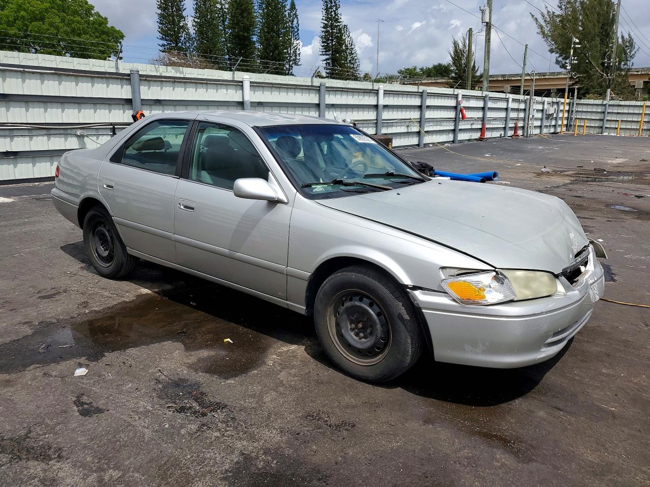 2001 Toyota Camry Le Silver vin: JT2BG22K610602023