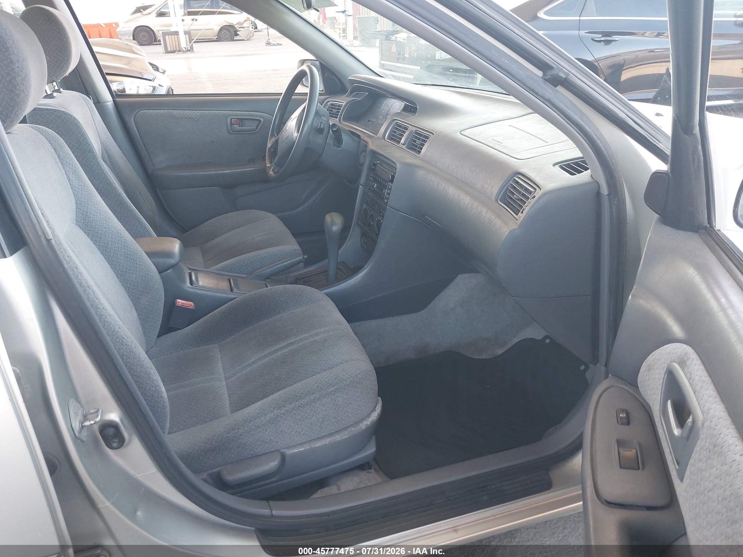 2001 Toyota Camry Le Серый vin: JT2BG22K610606542