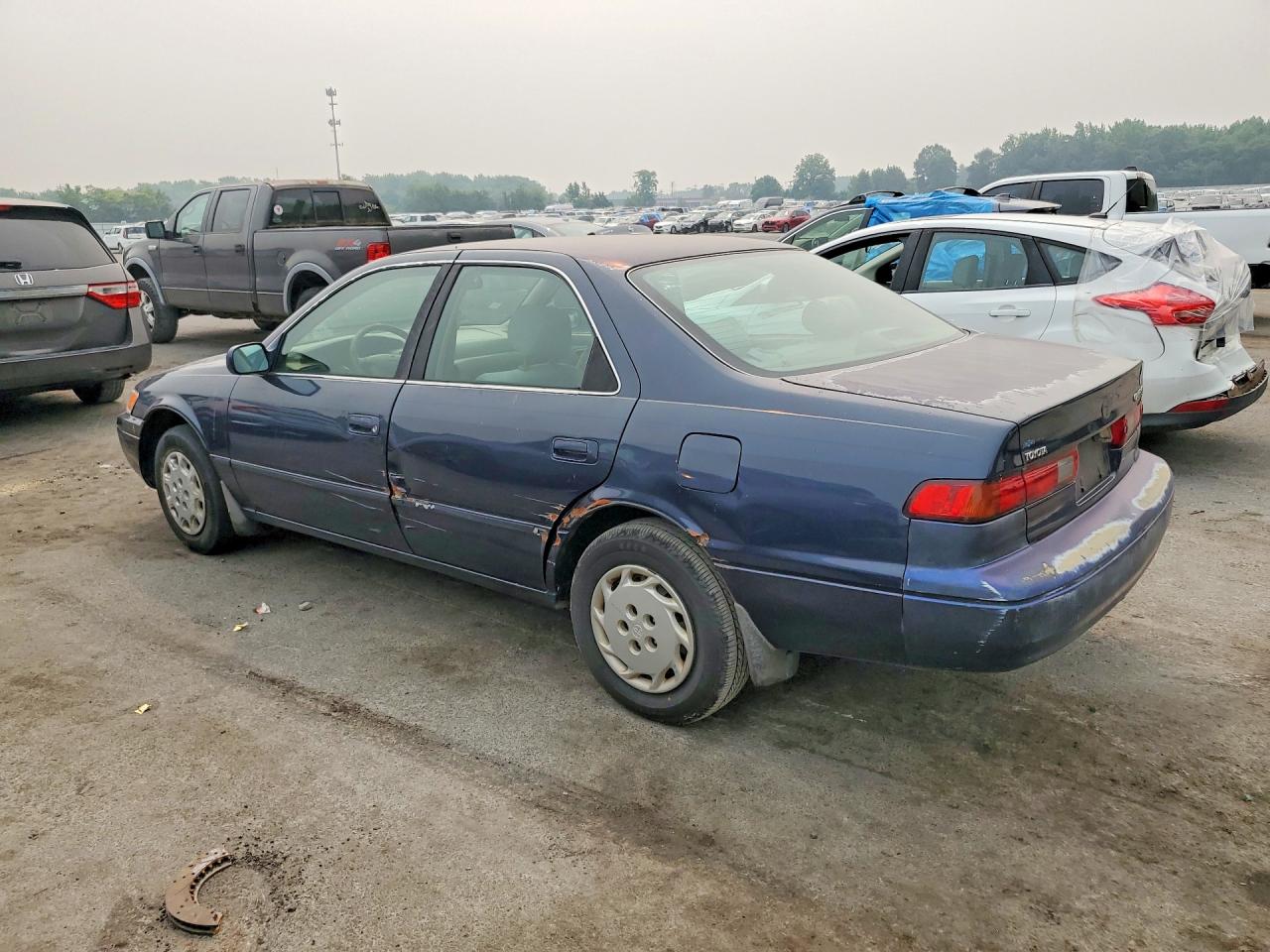 1998 Toyota Camry Le Blue vin: JT2BG22K6W0156866