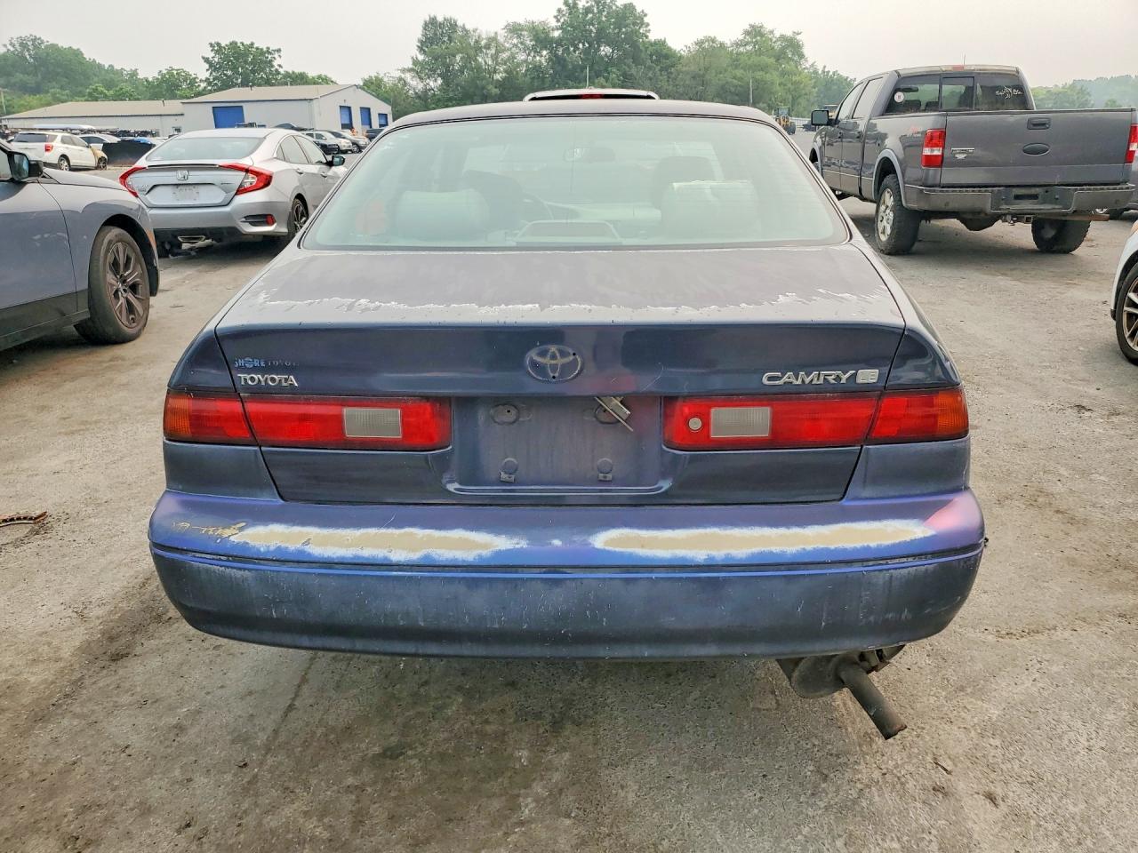 1998 Toyota Camry Le Blue vin: JT2BG22K6W0156866
