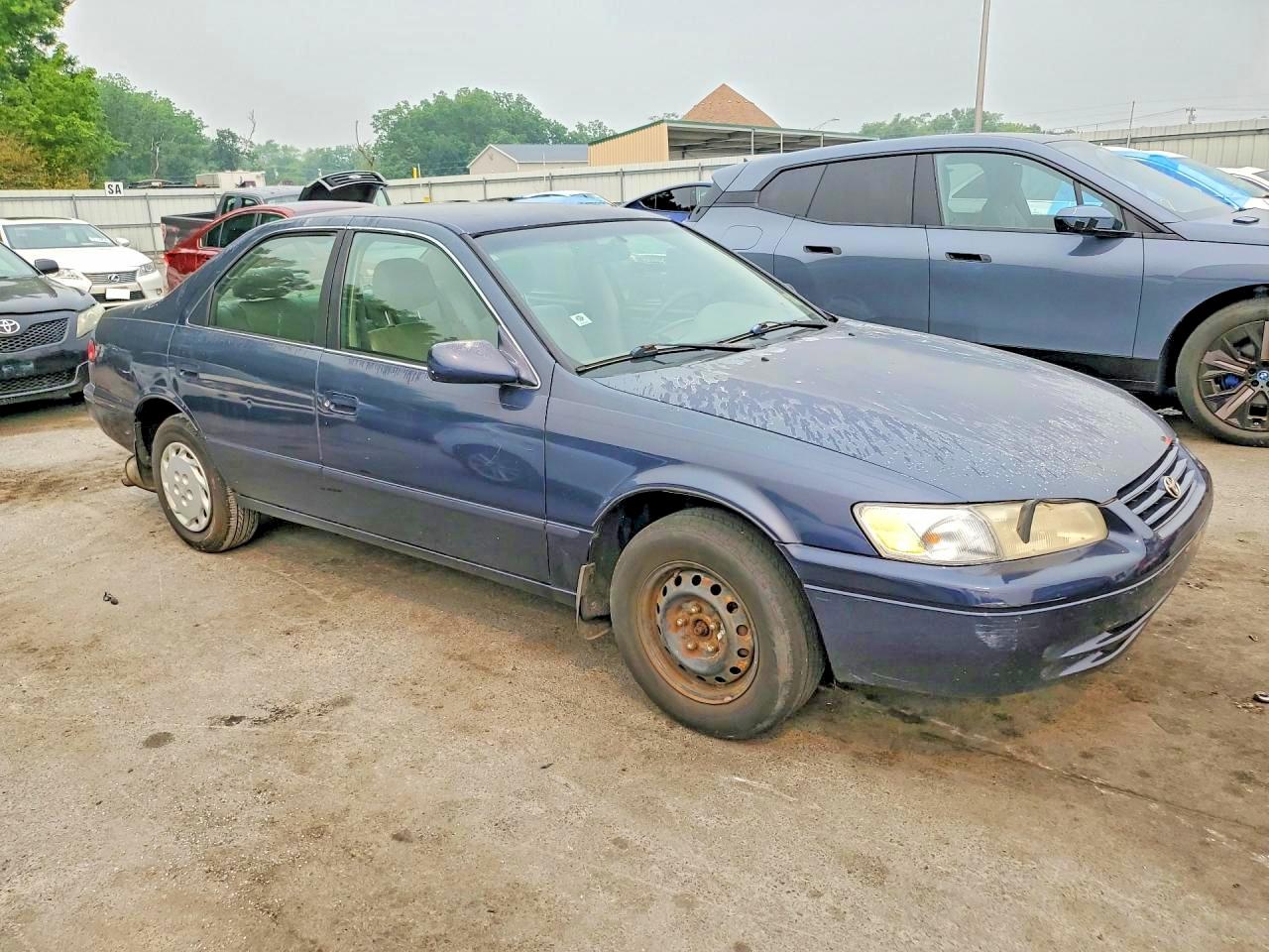 1998 Toyota Camry Le Blue vin: JT2BG22K6W0156866