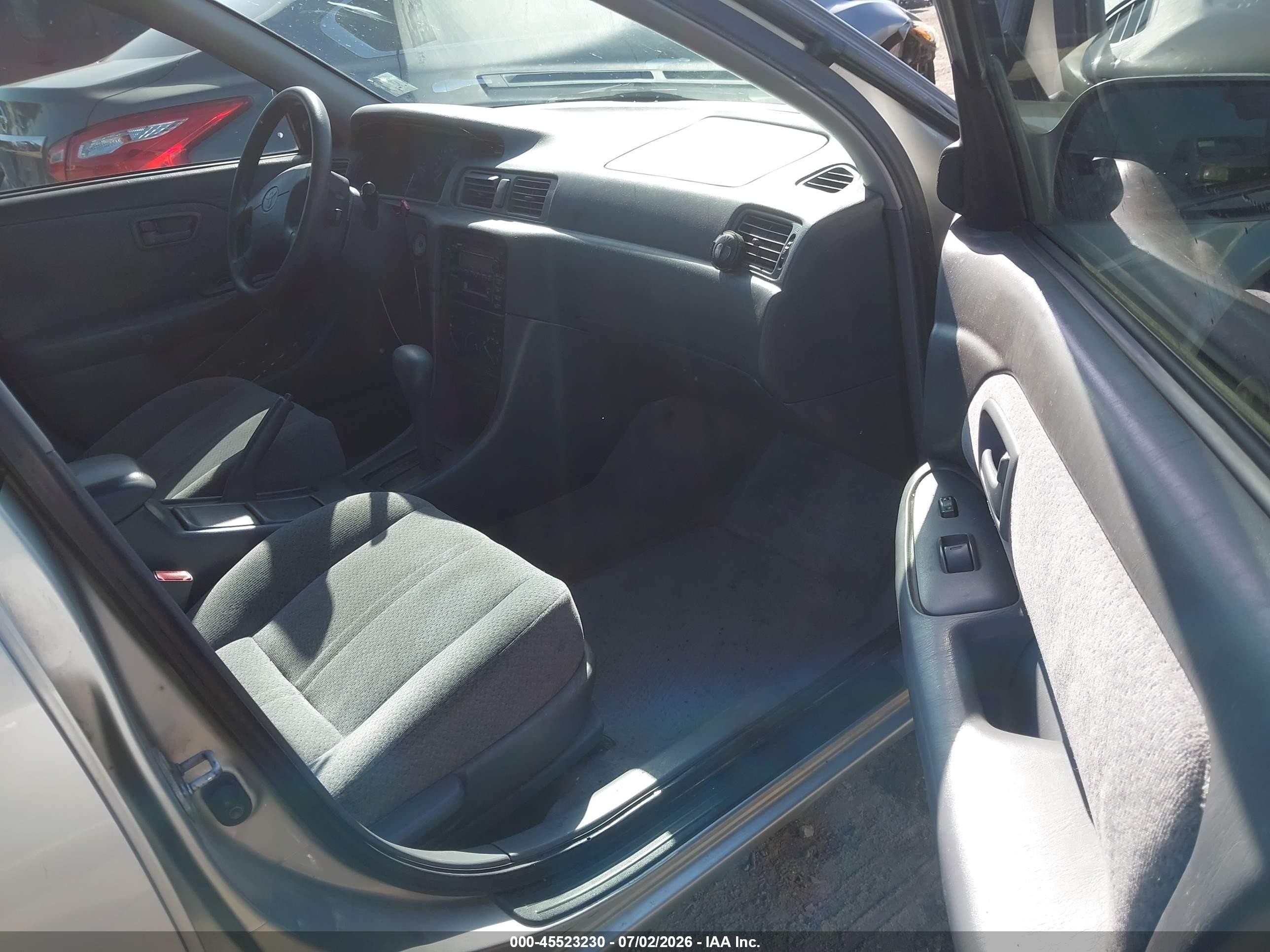 2001 Toyota Camry Le Silver vin: JT2BG22K710606744