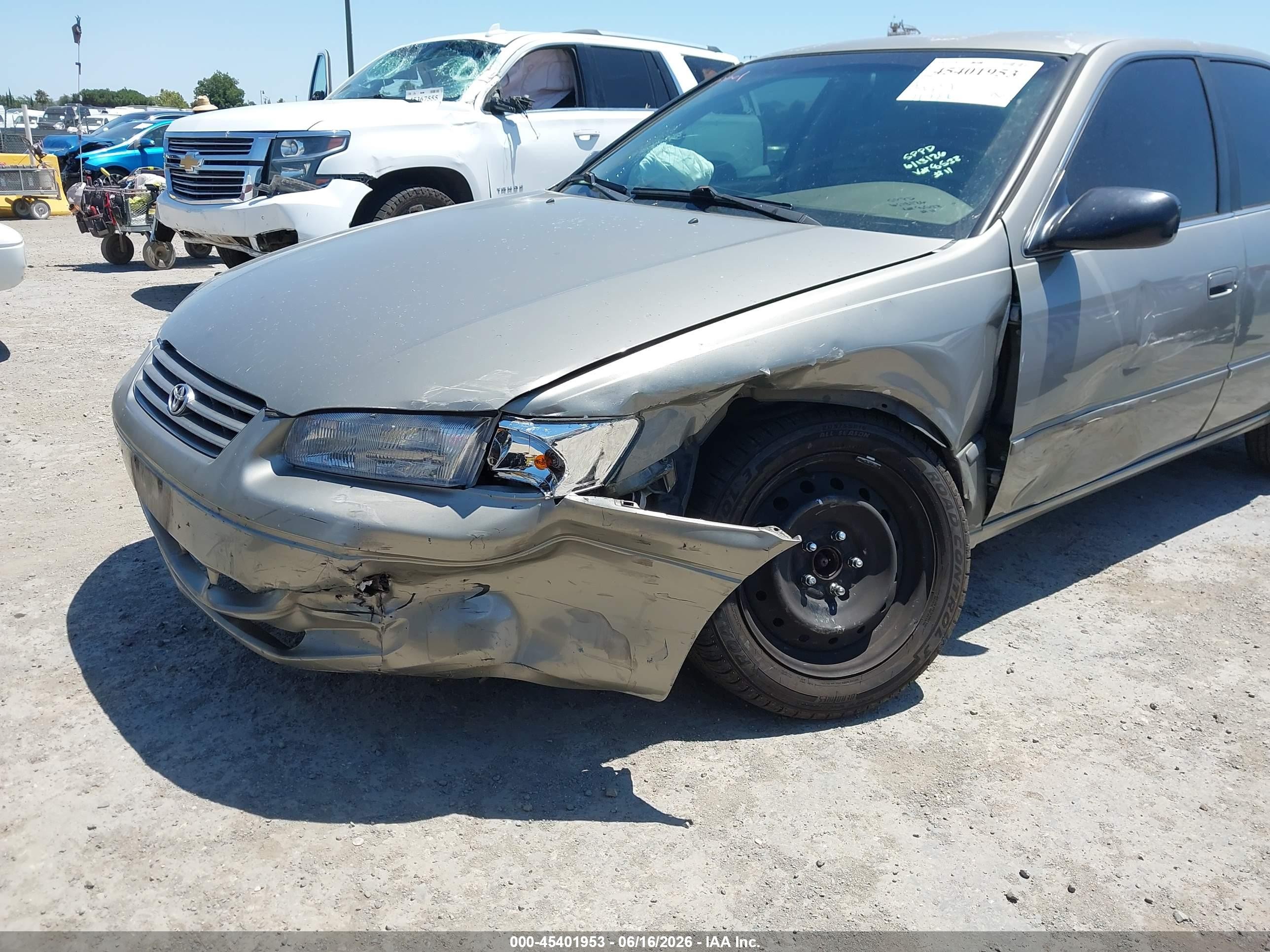 1998 Toyota Camry Le Gray vin: JT2BG22K7W0118532