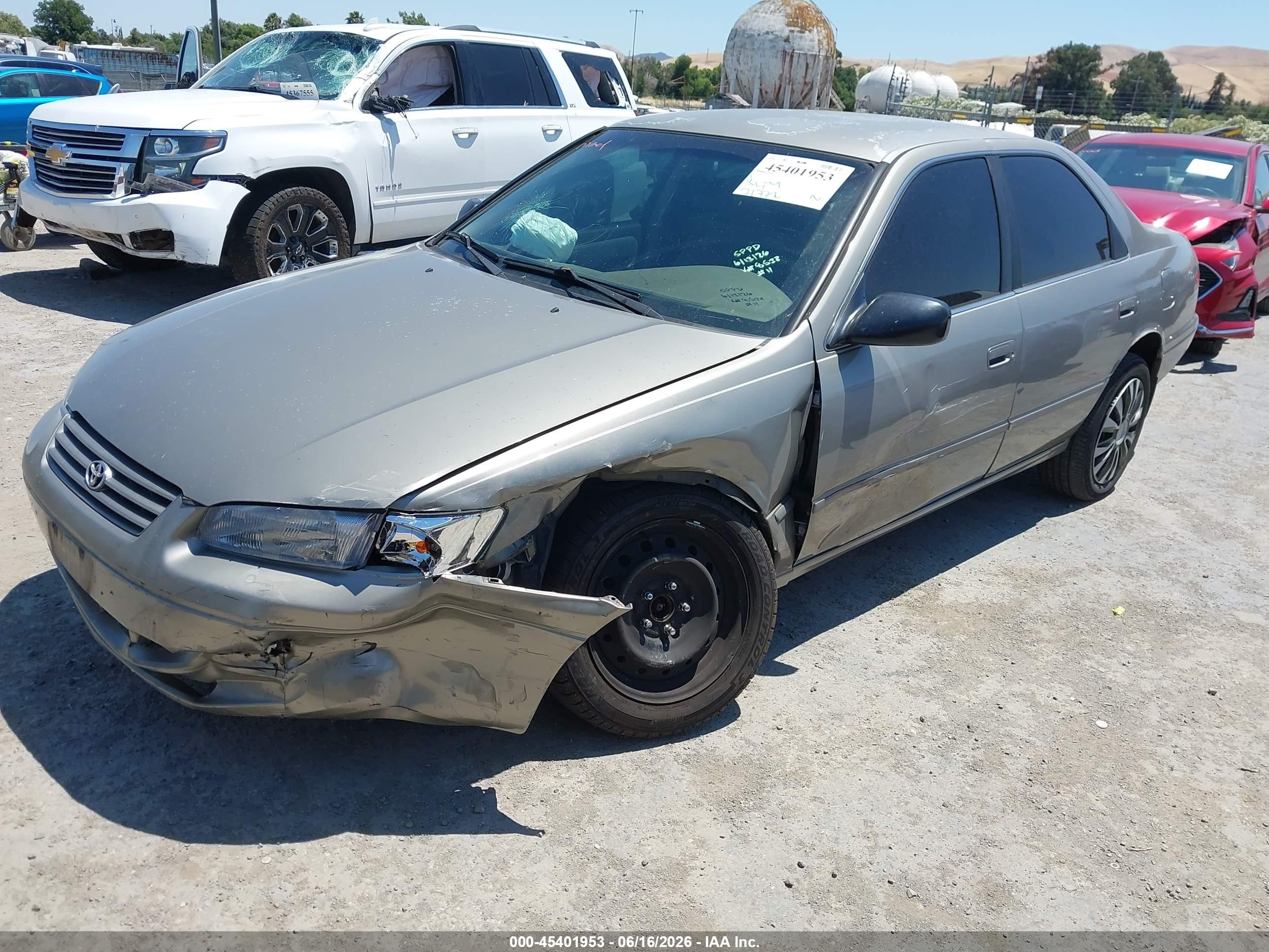 1998 Toyota Camry Le Gray vin: JT2BG22K7W0118532